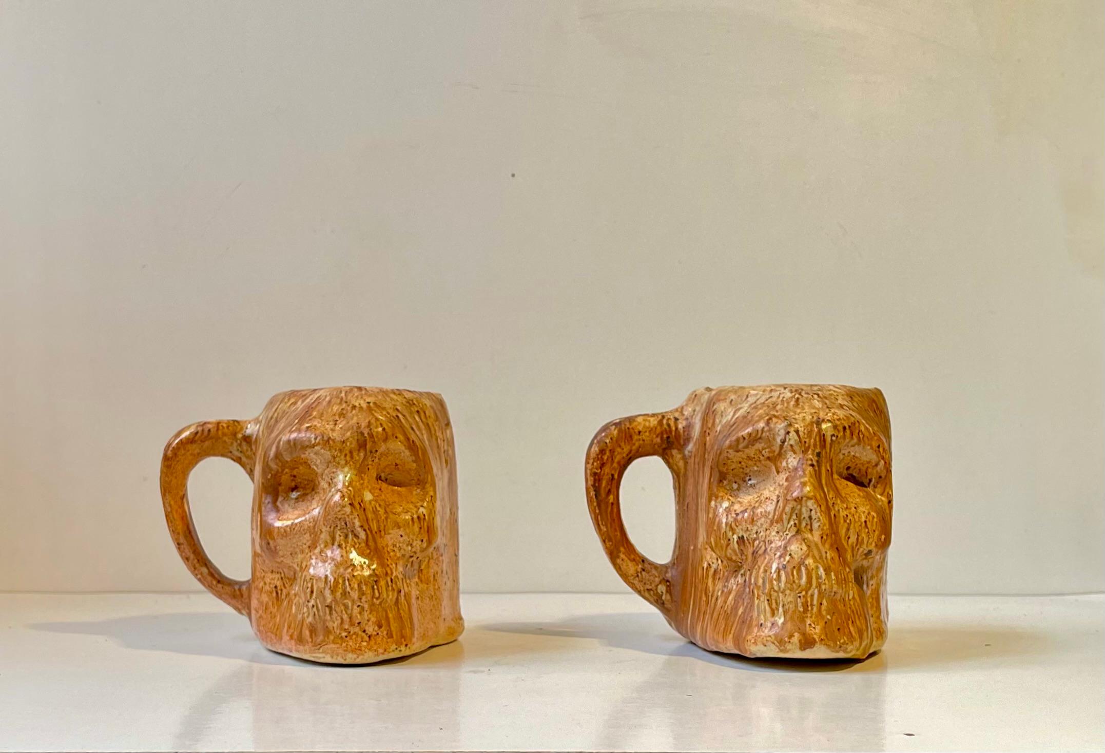 Immagina di servire la zuppa di pomodoro o il tè alla ciliegia in questi stronzi... Le Cercueil di Bruxelles è l'horror bar più antico d'Europa ed è stato fondato nel 1974 o 76 nella capitale belga. Questo set di grandi tazze da caffè, tè o zuppa