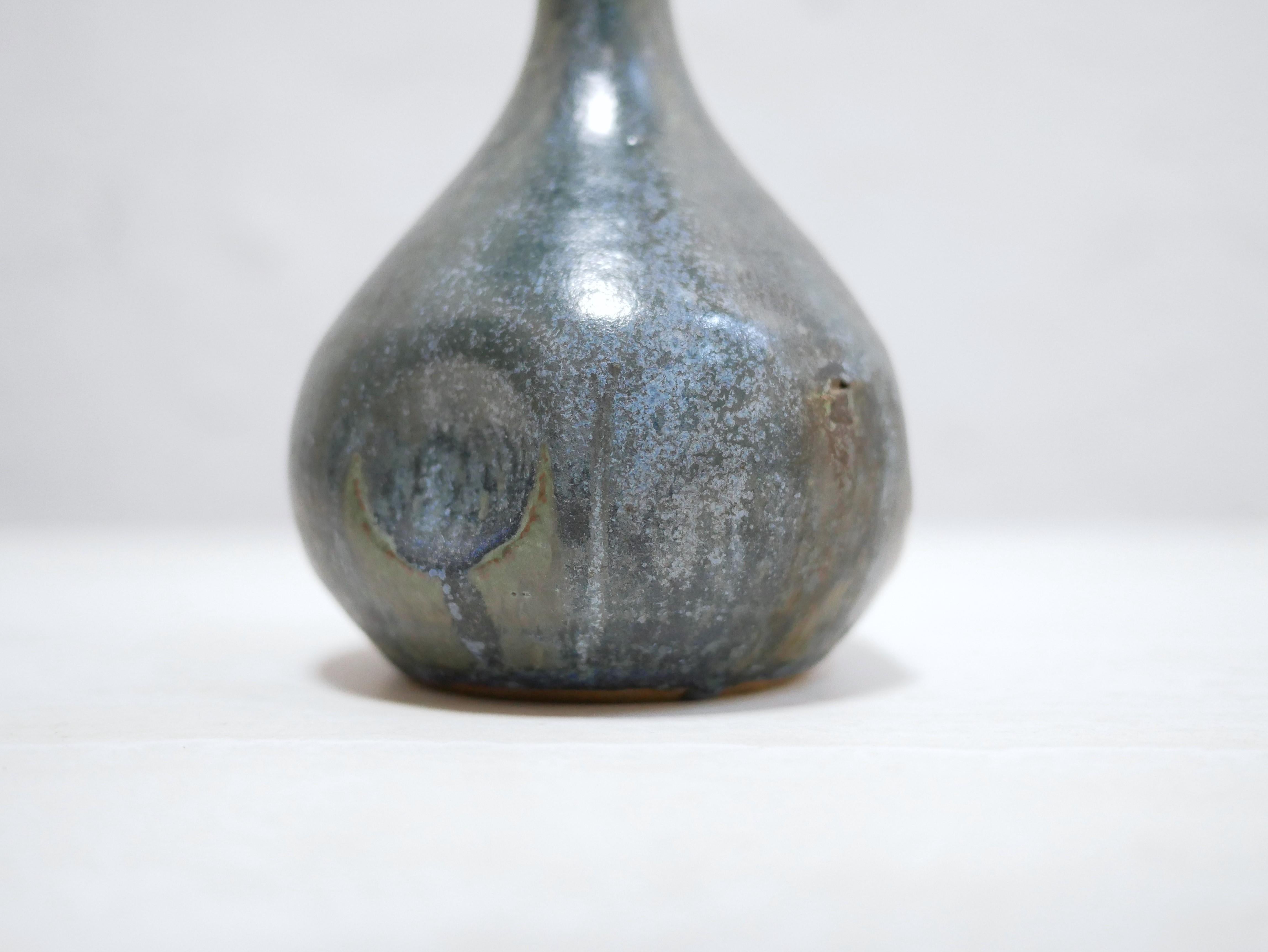 Stoneware soliflore vase dating from the 1960s.

With its modern shape and pretty color, this ceramic will be perfect in a current decoration.
We simply imagine it placed on a shelf or a piece of furniture, in the living room, entrance or dining