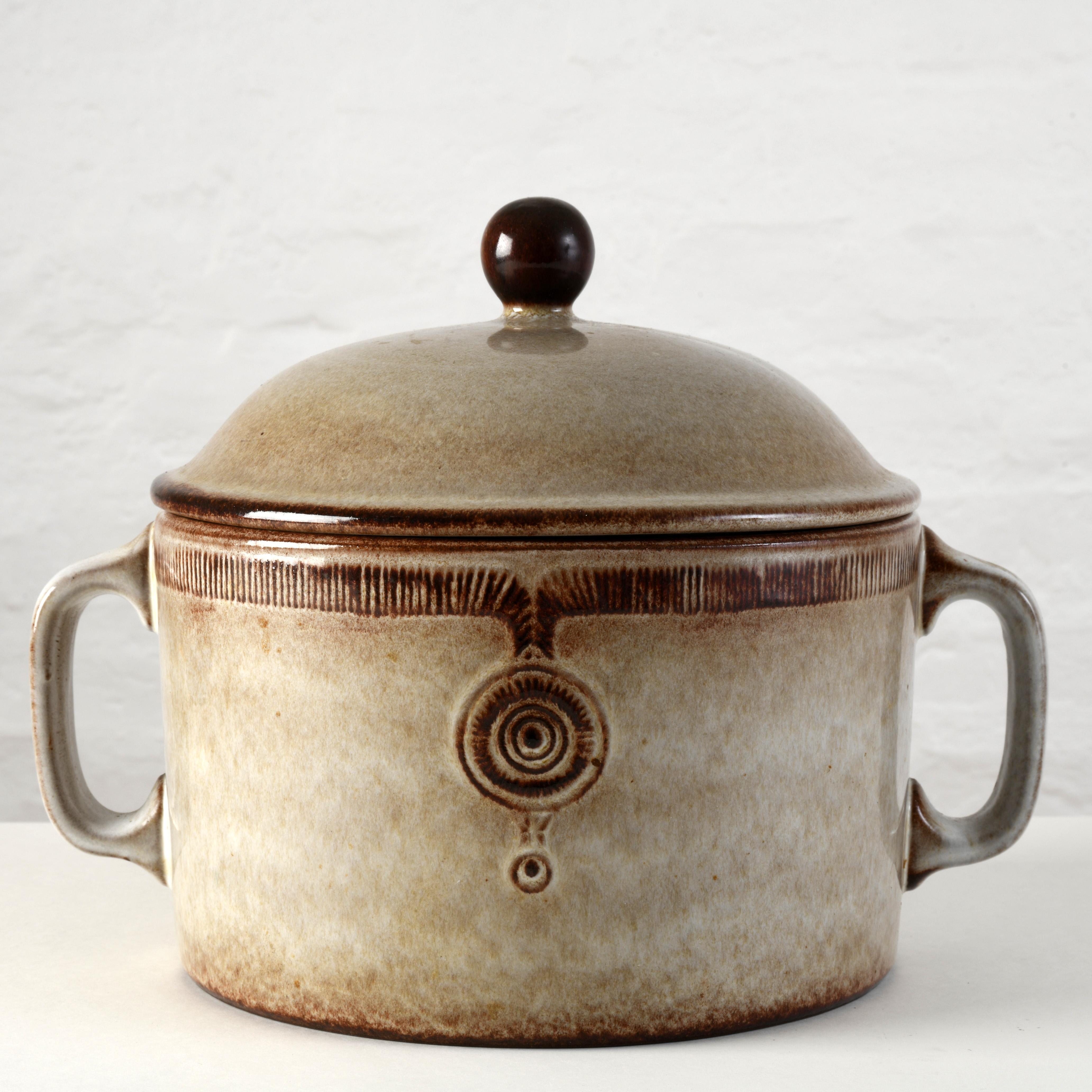 Glazed stoneware soup tureen from the Feuerkrone factory in West Germany in the 1970s. Simple design and decoration, with a very vintage brown and grey 1970s look directly inspired from the seventies style. It has two handles and a lid, and is fully