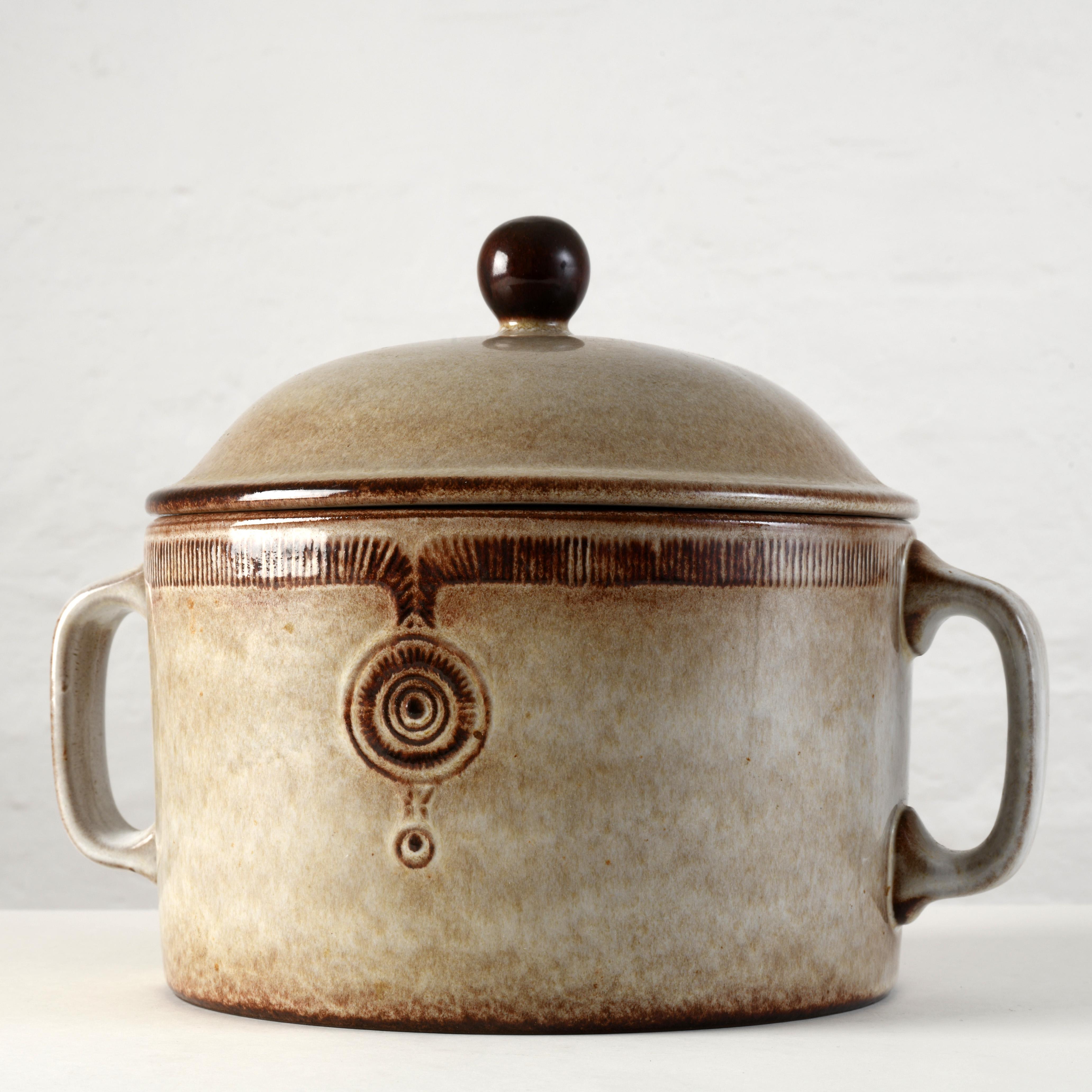 Vintage stoneware soup tureen manufactured by Feuerkrone in Germany in the 70' Moderno de mediados de siglo en venta