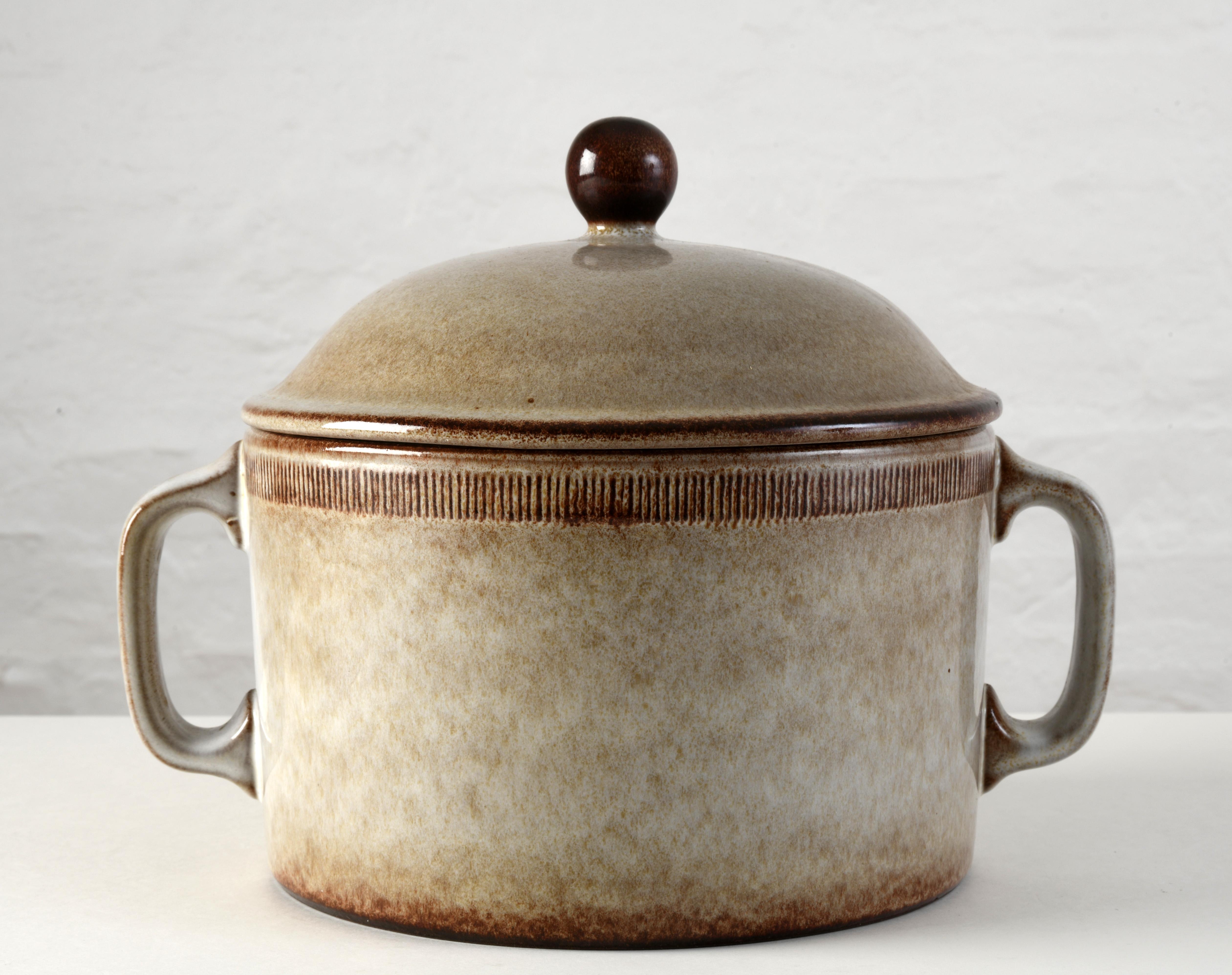 Vintage stoneware soup tureen manufactured by Feuerkrone in Germany in the 70' Esmaltado en venta