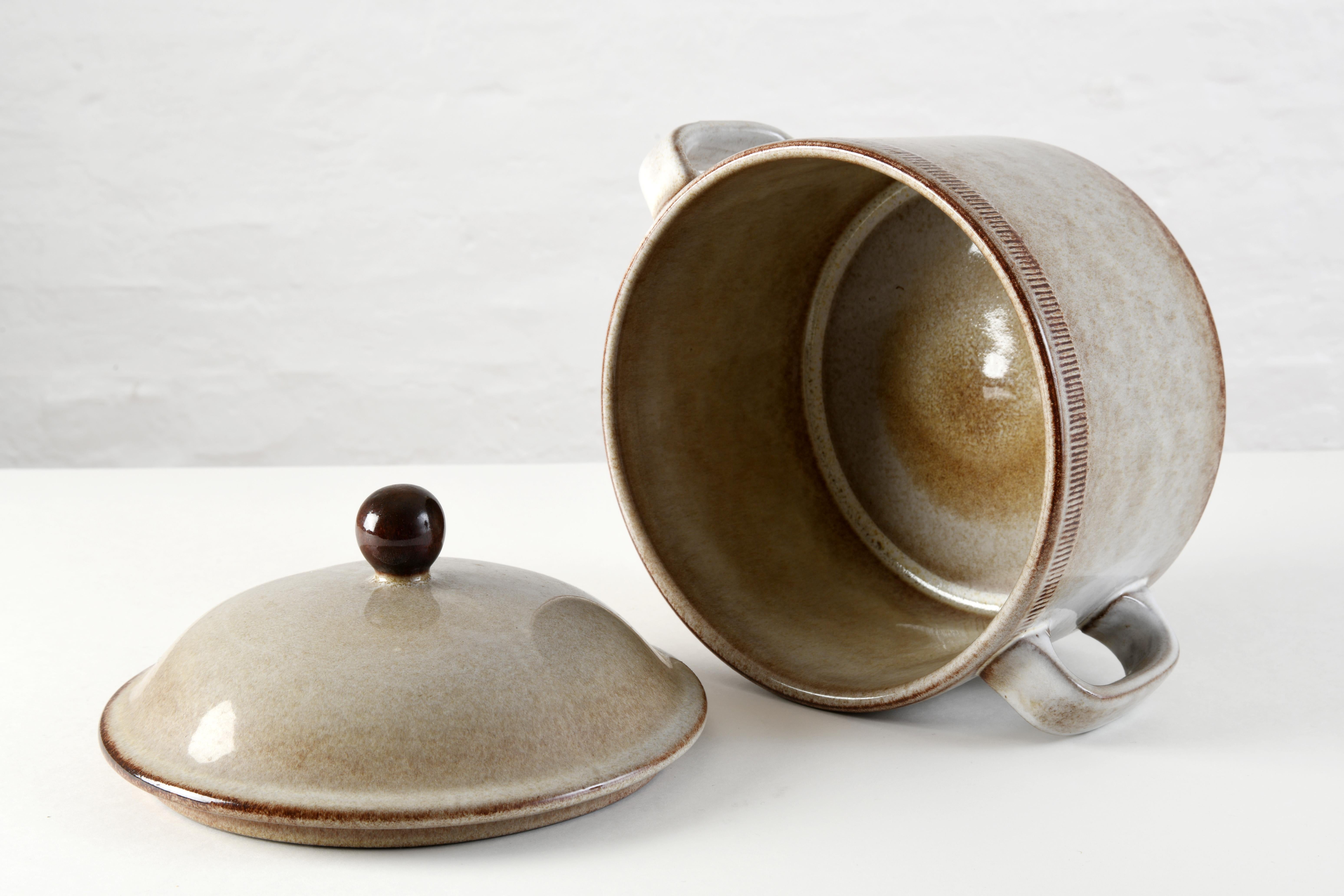 Vintage stoneware soup tureen manufactured by Feuerkrone in Germany in the 70' finales del siglo XX en venta