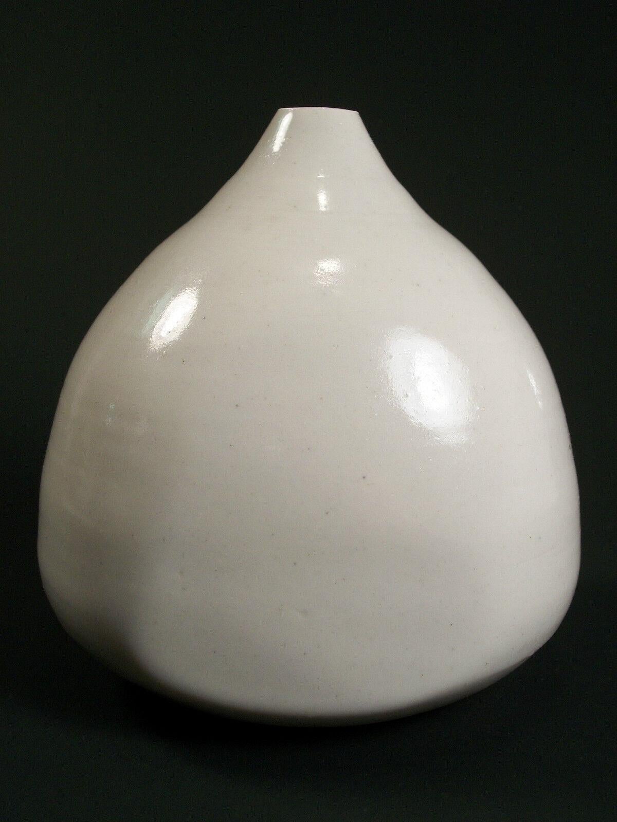 Nordamericano Vaso a bocciolo d'epoca in Stoneware Studio Pottery - Firmato - Metà del XX secolo in vendita