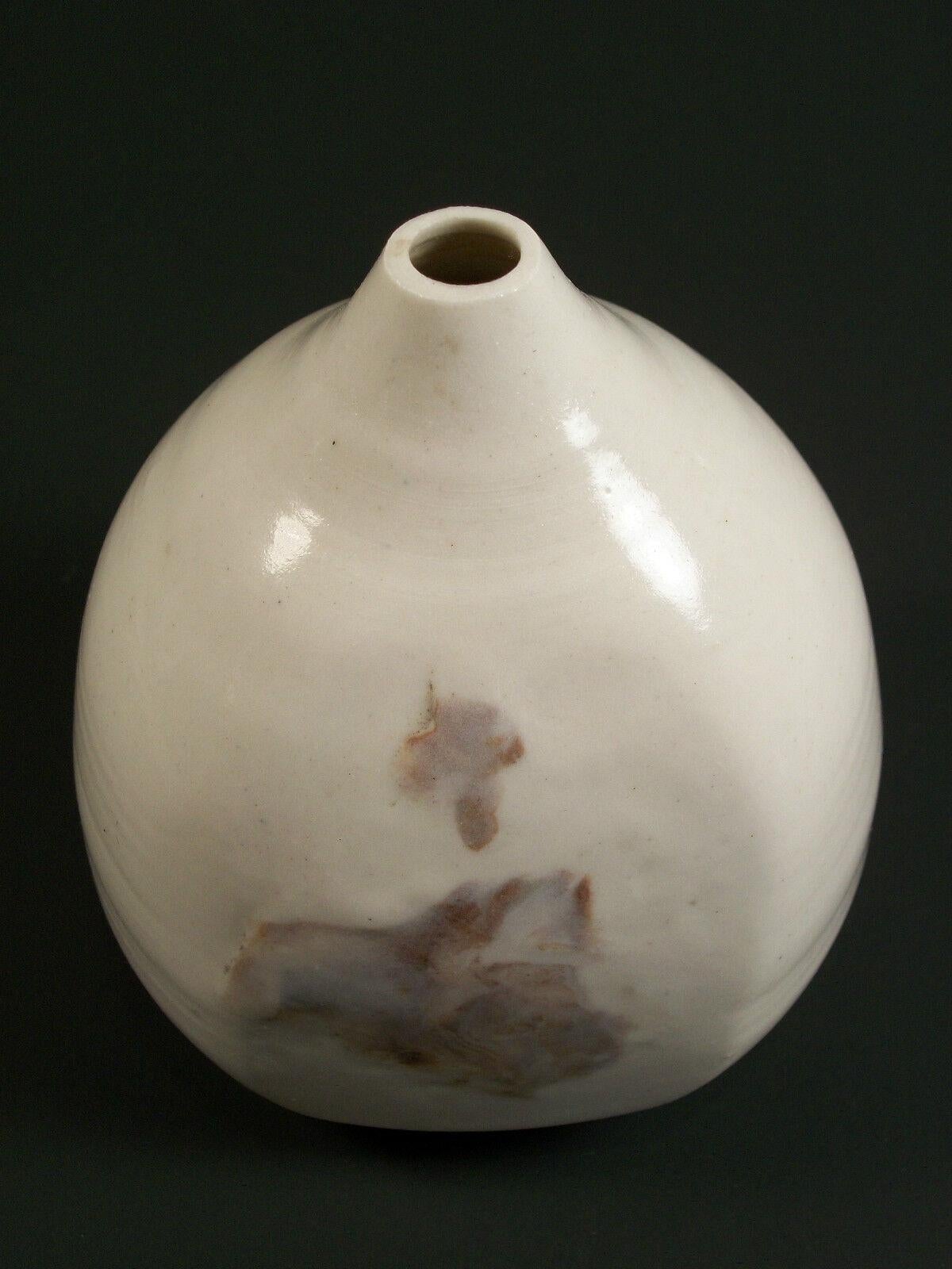 Vaso a bocciolo d'epoca in Stoneware Studio Pottery - Firmato - Metà del XX secolo in vendita 1