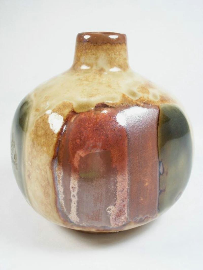Vaso di gemme in gres di Studio Pottery della metà del secolo scorso con lati appiattiti - smalto color cammello con strisce verticali dipinte a mano di color ruggine/marrone e verde su ciascun lato appiattito - non firmato - Giappone - metà del XX