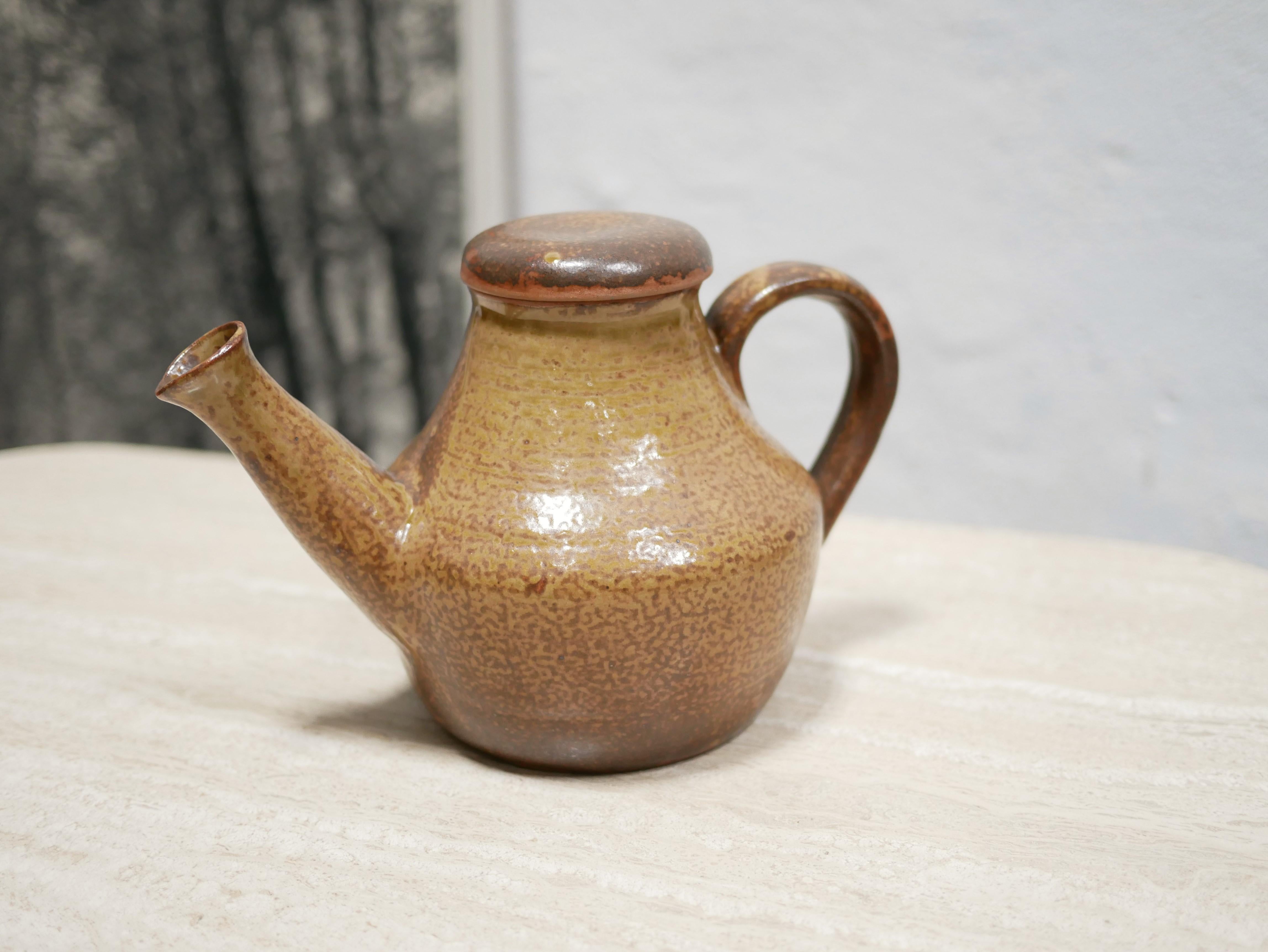 Stoneware teapot from the 1960s.

With its modern shape and mineral hue, it will be perfect in a natural, refined and delicate decoration.

Very good condition.

Dimensions:

Height 16cm x Width 16cm x Depth 25cm