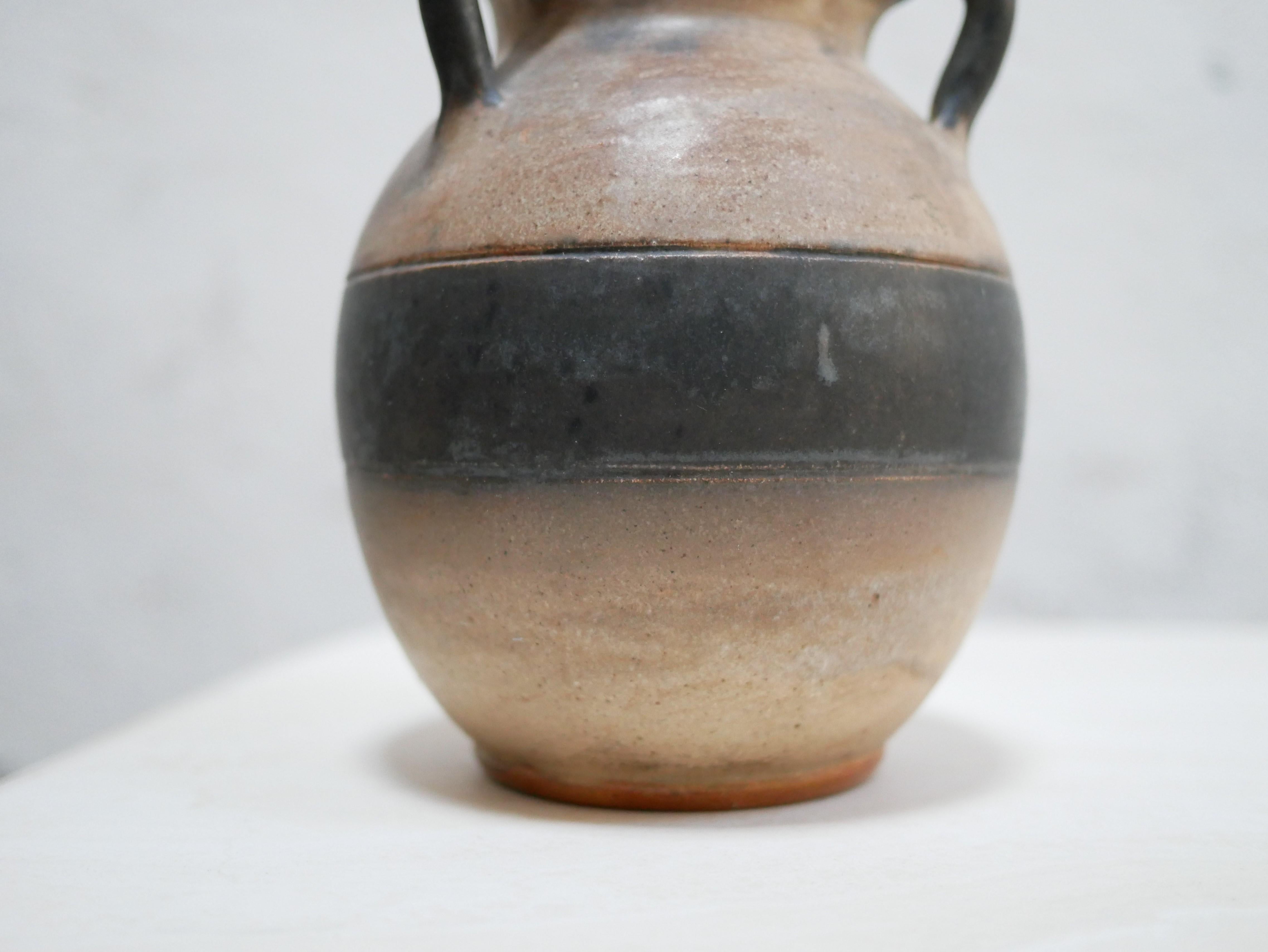 Vase en grès conçu par Willy Biron, Belgique, dans les années 1950.

Avec sa forme moderne et sa couleur minérale brute, cette céramique sera parfaite dans une décoration naturelle, raffinée et délicate.
On l'imagine simplement posé sur une étagère