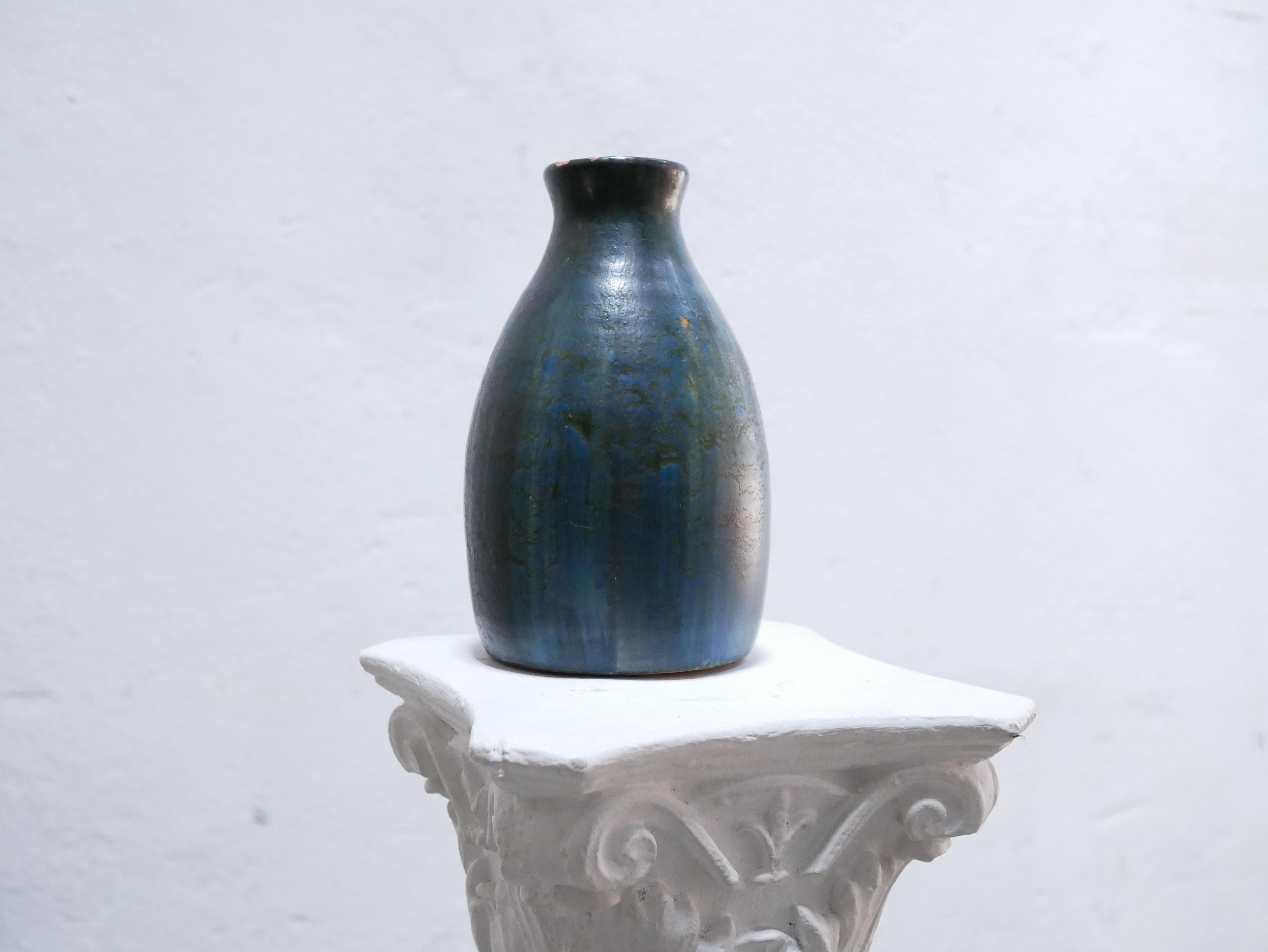 Stoneware vase dating from 1969.

With its modern shape and pretty color, this vase will be perfect in a natural, refined and delicate decoration.
We simply imagine it placed on a shelf or a piece of furniture, decorated with a few dried flowers or