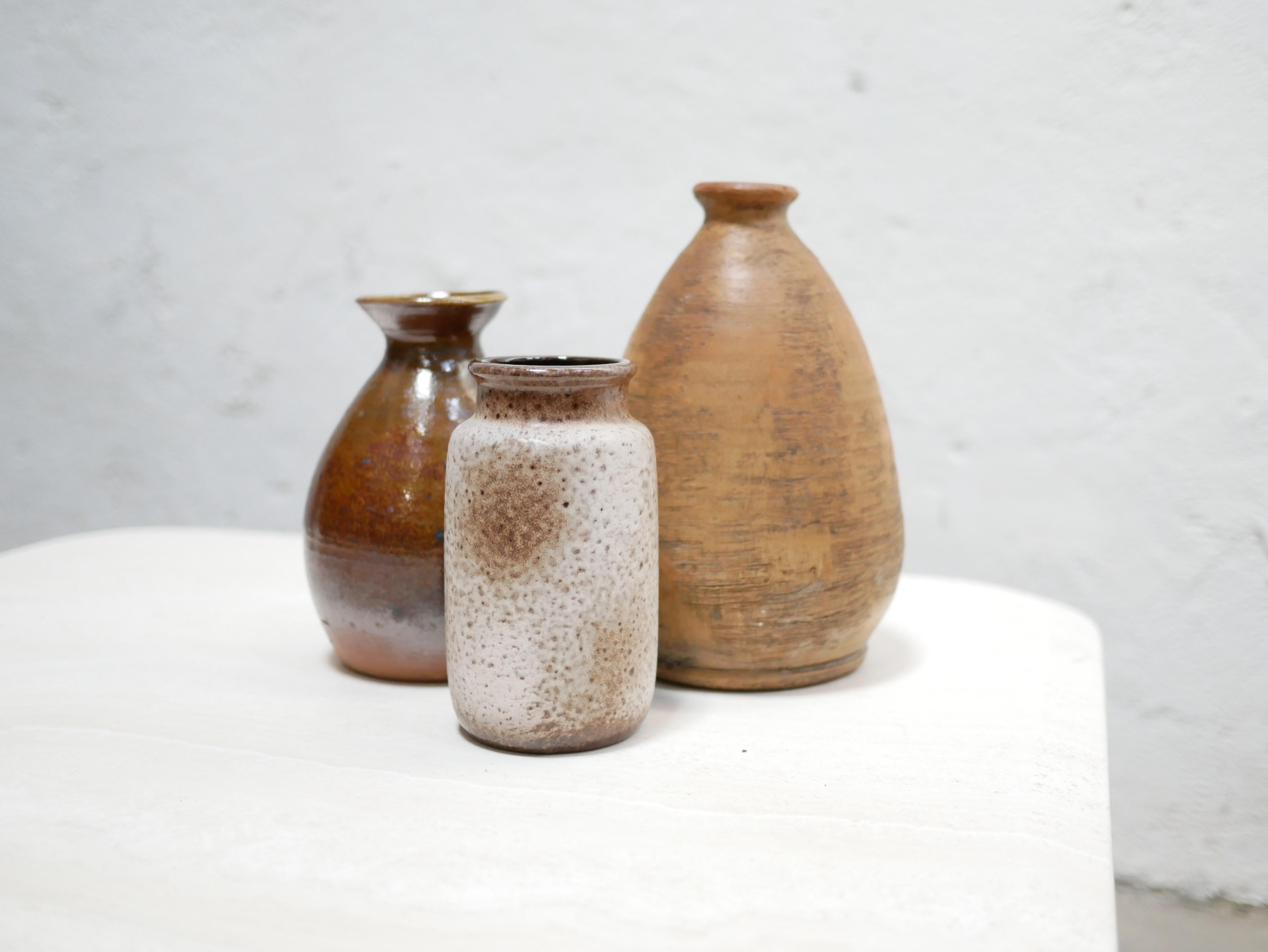 Stoneware vase designed in France in the 1960s.

With its modern shape and its raw mineral color, this ceramic will be perfect in a natural, refined and delicate decoration.
We simply imagine it placed on a shelf or a piece of furniture, decorated