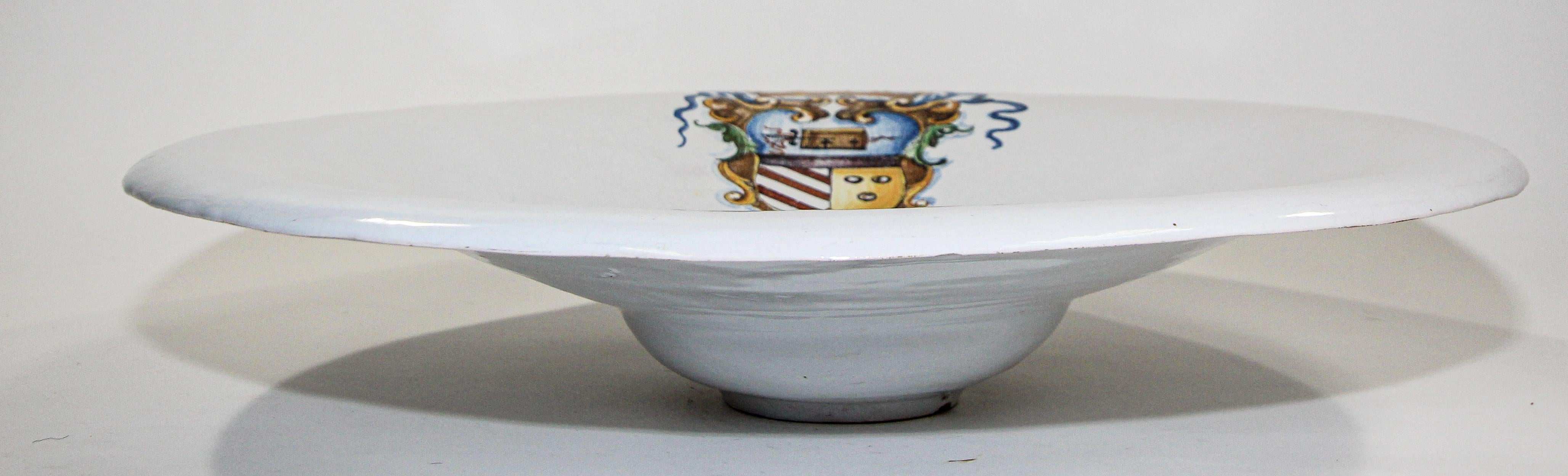 Cuenco grande vintage de gres de Talavera blanco bajo vidriado con blasón España Español en venta