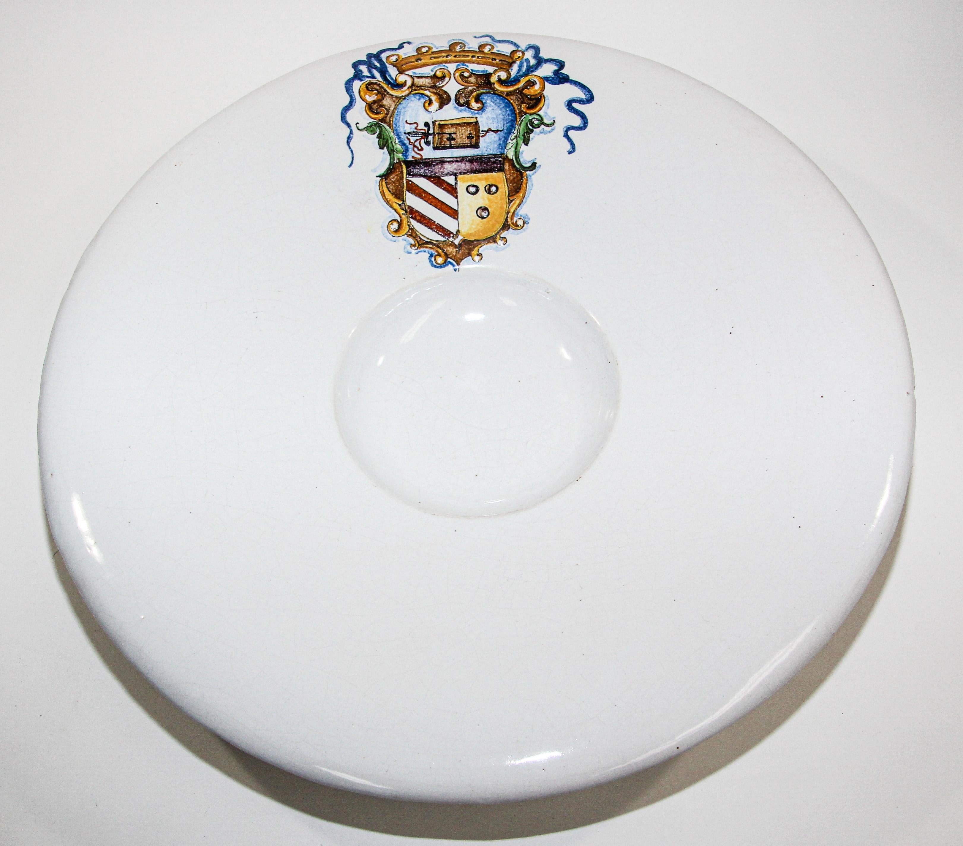 Cuenco grande vintage de gres de Talavera blanco bajo vidriado con blasón España en venta 1