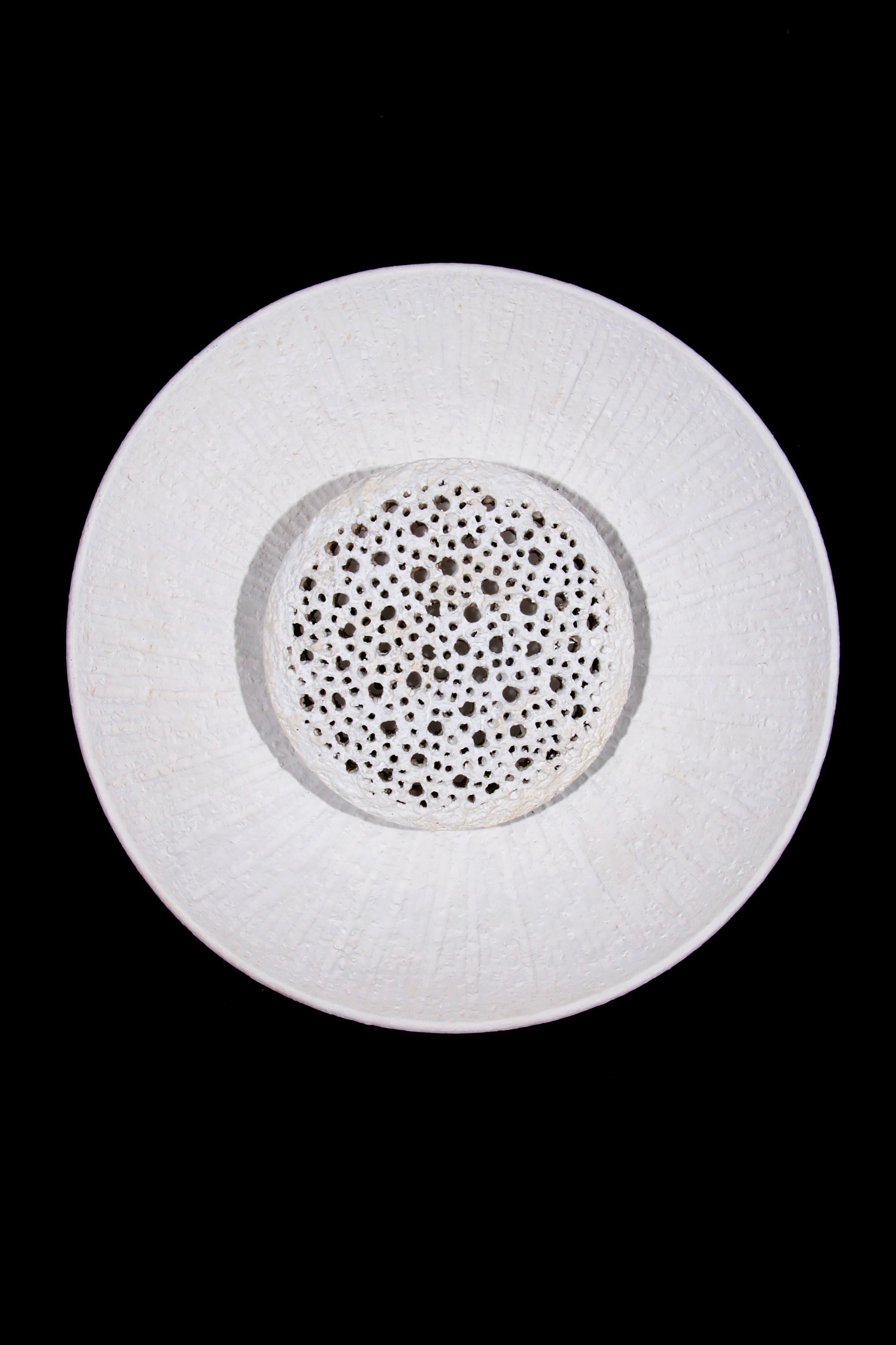 Questa splendida lampada da parete, realizzata negli anni '60 dalla piccola ceramica Sejer Keramik sull'isola danese di Fionia, è un notevole pezzo di design di metà secolo. Realizzata in gres marrone con uno smalto bianco brillante, la lampada