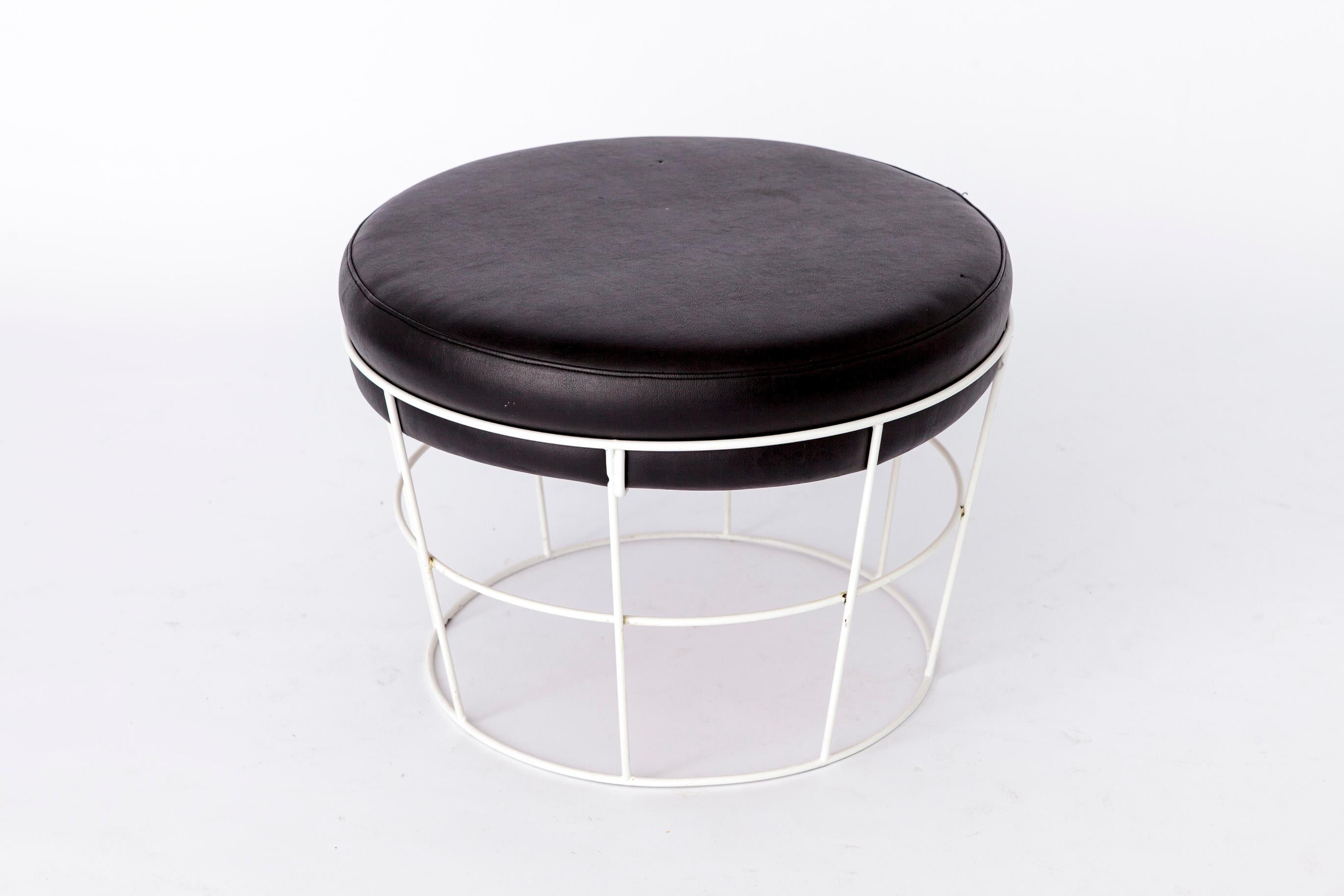 Interesante Taburete Vintage de los años 70 y un bonito truco. 
Fabricante desconocido. Origen más probable Alemania. 

Estructura metálica del pie pintada de blanco y un bloque de espuma recubierto de material skai negro (cuero artificial). Buen