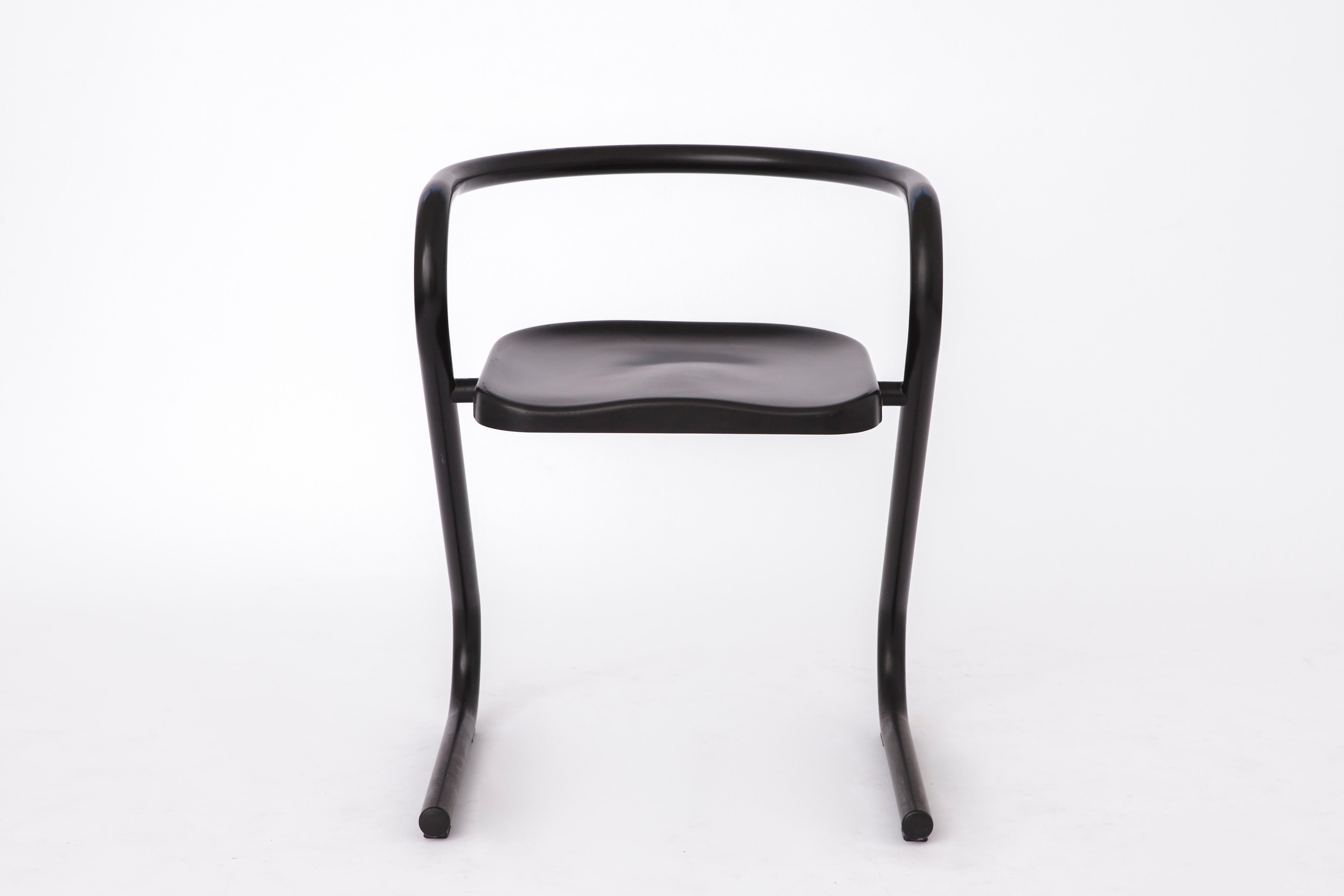 Extravaganter Stuhl, entworfen von Börge Lindau für den Hersteller Lammhults, Schweden. 
Produktionszeitraum: 1960s. 
Hervorragend geeignet als Esszimmer- oder Schreibtischstuhl. 
Nur 1 verfügbar. 

Metallrahmen und schwarzer Kunststoffsitz. 
In