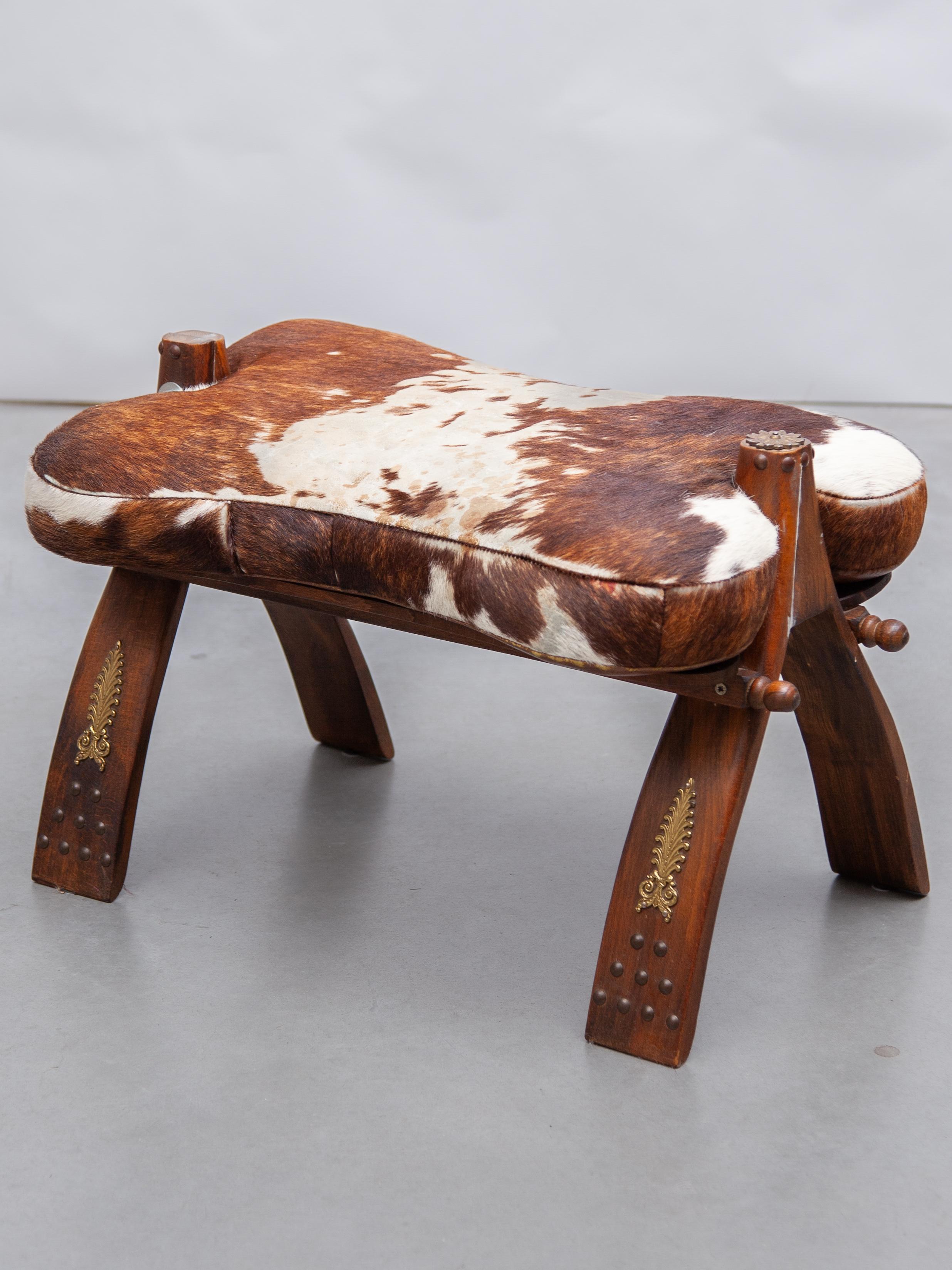 Vintage Stool, Footstool, Camel Bench, Camel Saddle Foot Stool, Solid Wood, 1970 Bon état - En vente à Antwerp, BE