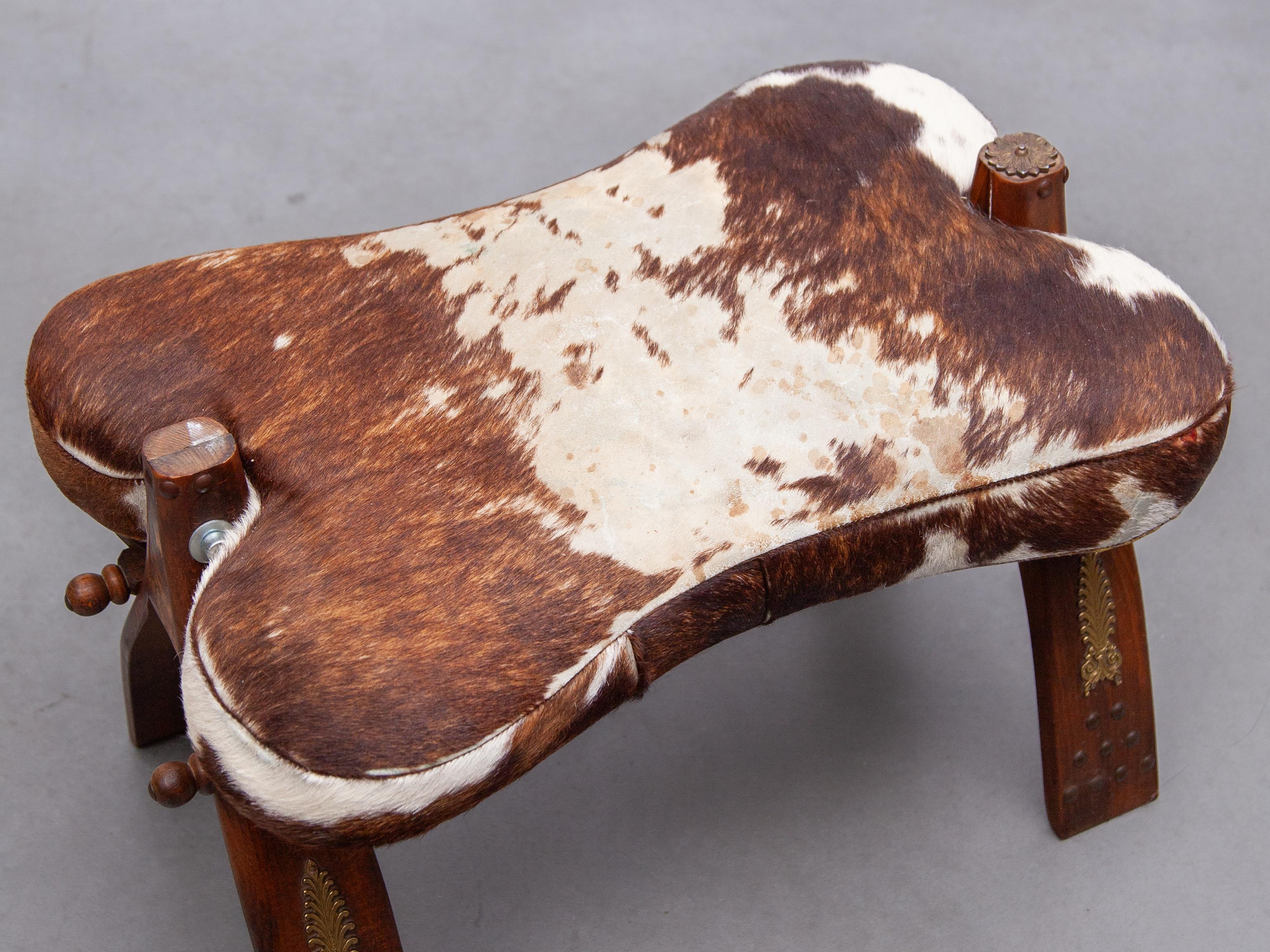 Vintage Stool, Footstool, Camel Bench, Camel Saddle Foot Stool, Solid Wood, 1970 en vente 1