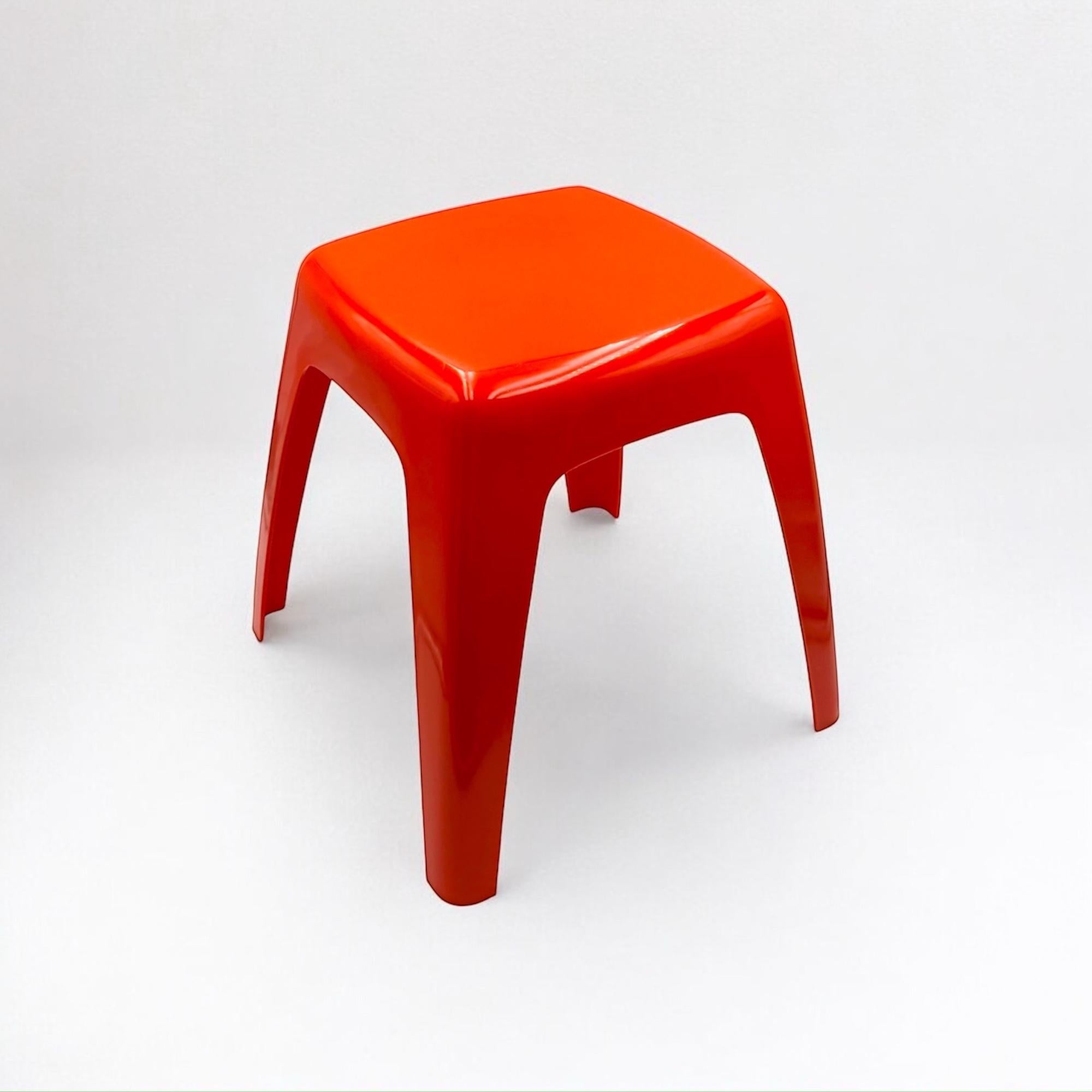 Bold 70s orange stool, a true statement of retro design. Measuring 39 x 39 x 39 cm, it can double as a compact side table. Crafted in glossy molded plastic, its vibrant color and fluid curves are unmistakably rooted in 1970s aesthetics. Attributed