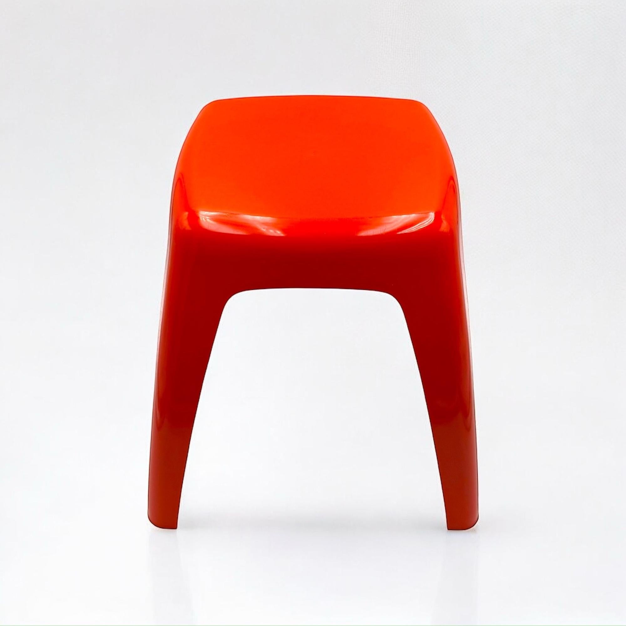 Vintage Stool or Side Table in Vibrant Orange with Curved Shapes, 1970s In Good Condition For Sale In San Benedetto Del Tronto, IT