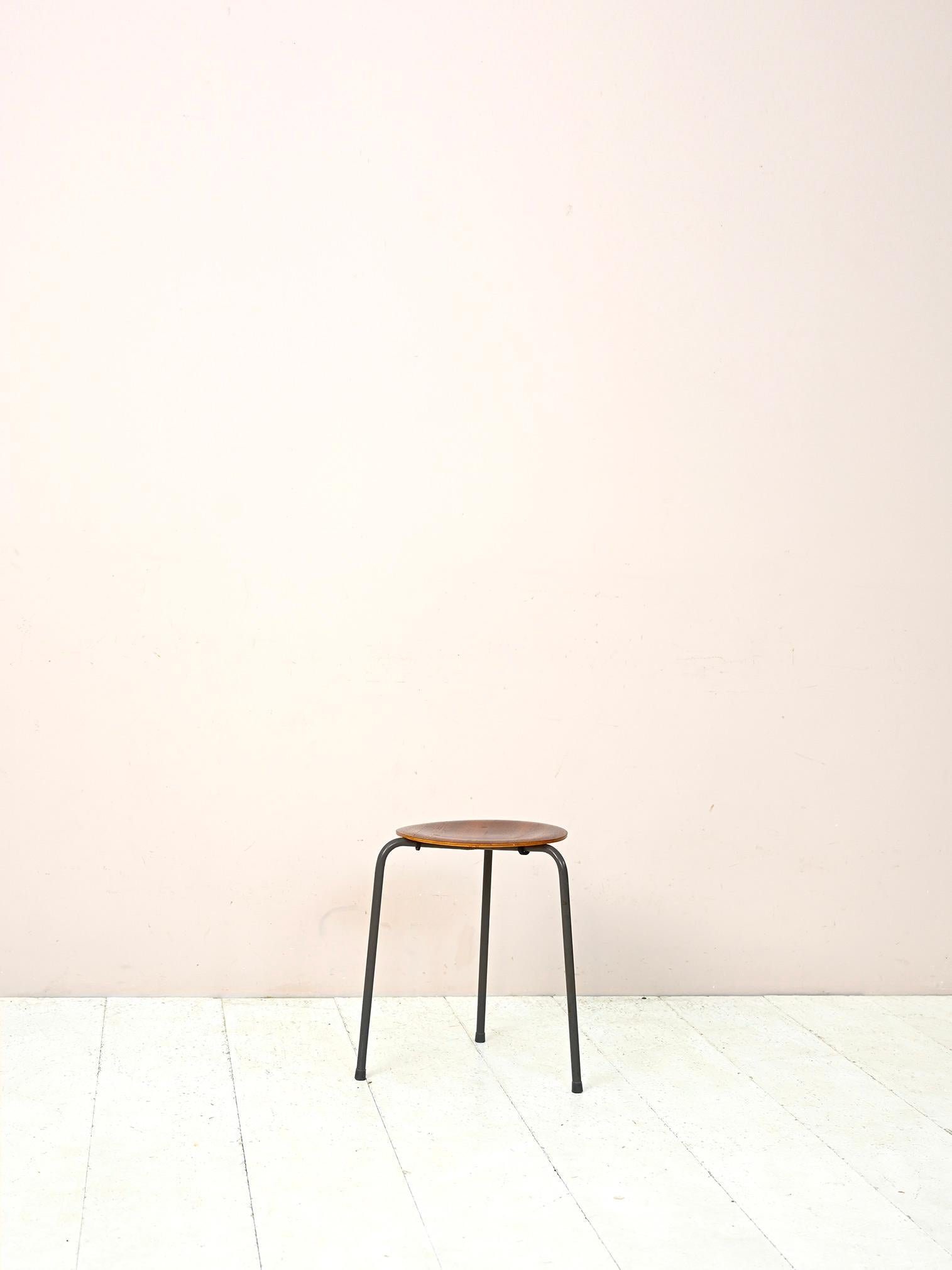 Tabouret des années 1960 d'origine suédoise.

Composé d'une structure en métal tubulaire formant les trois pieds et d'une assise plaquée en teck. 
S'utilise aussi bien comme siège que comme table d'appoint ou comme support pour une plante.

Bon