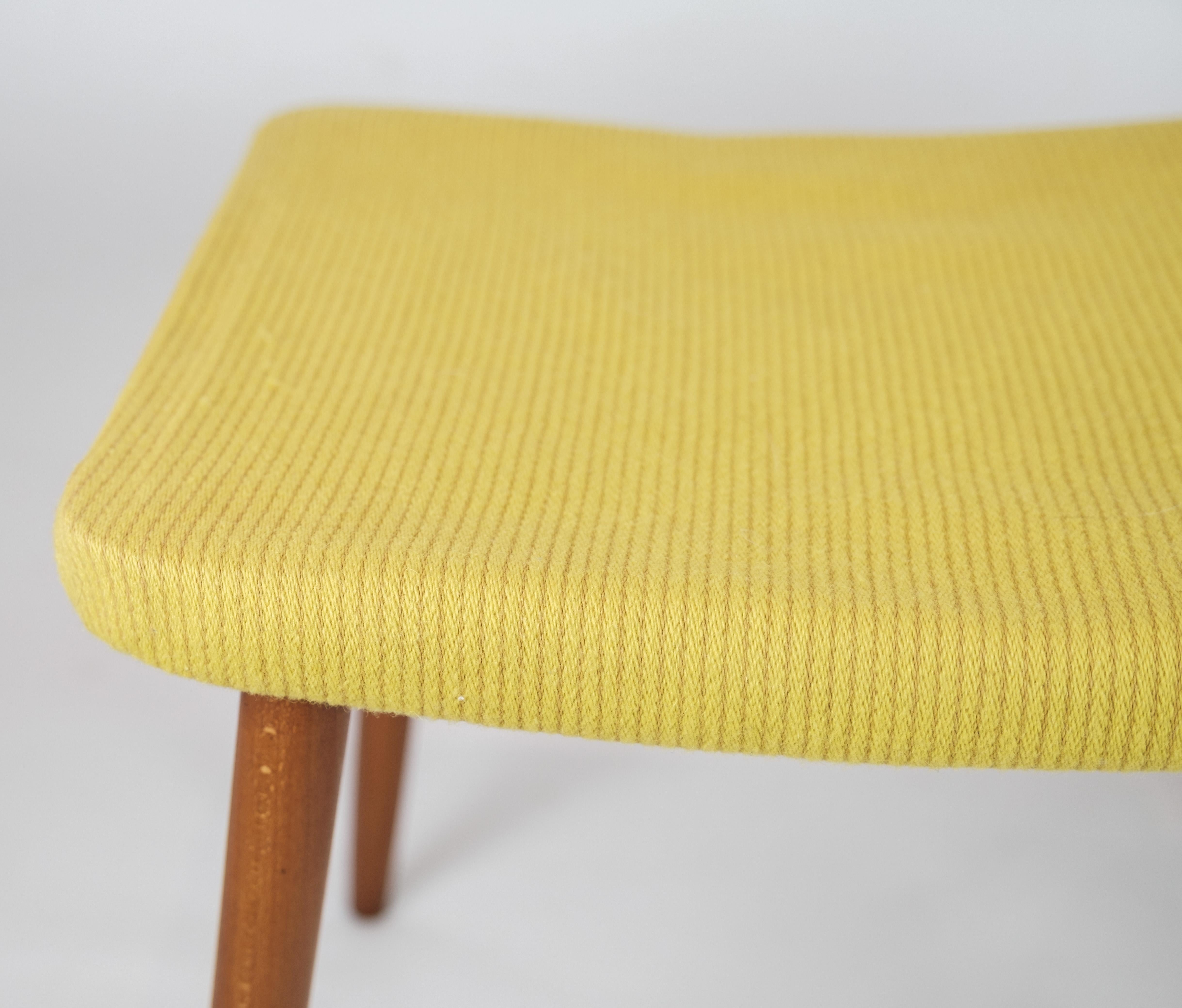 Mid-Century Modern Tabourets vintage avec tissu jaune et pieds en teck des années 1960 en vente