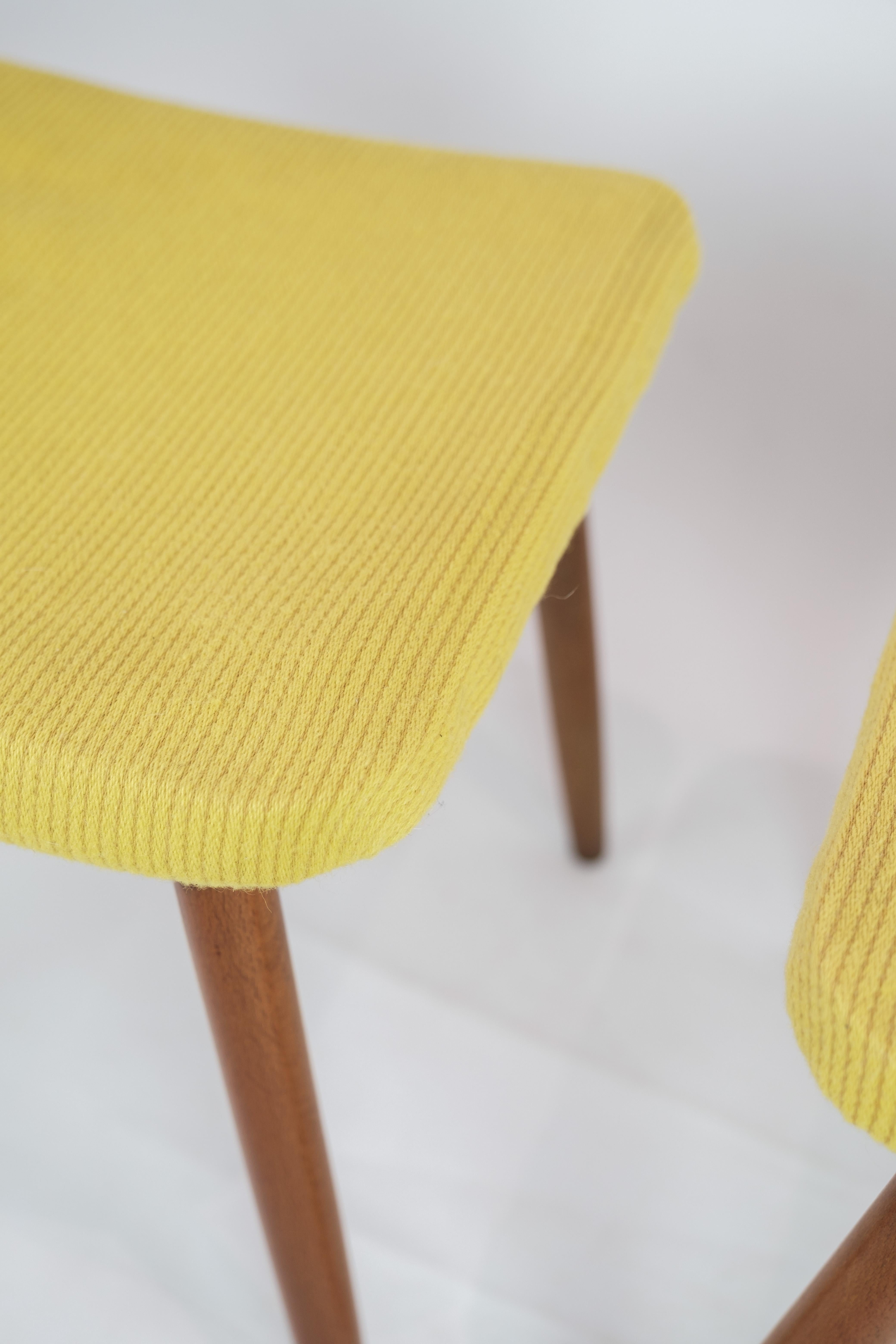 Danois Tabourets vintage avec tissu jaune et pieds en teck des années 1960 en vente