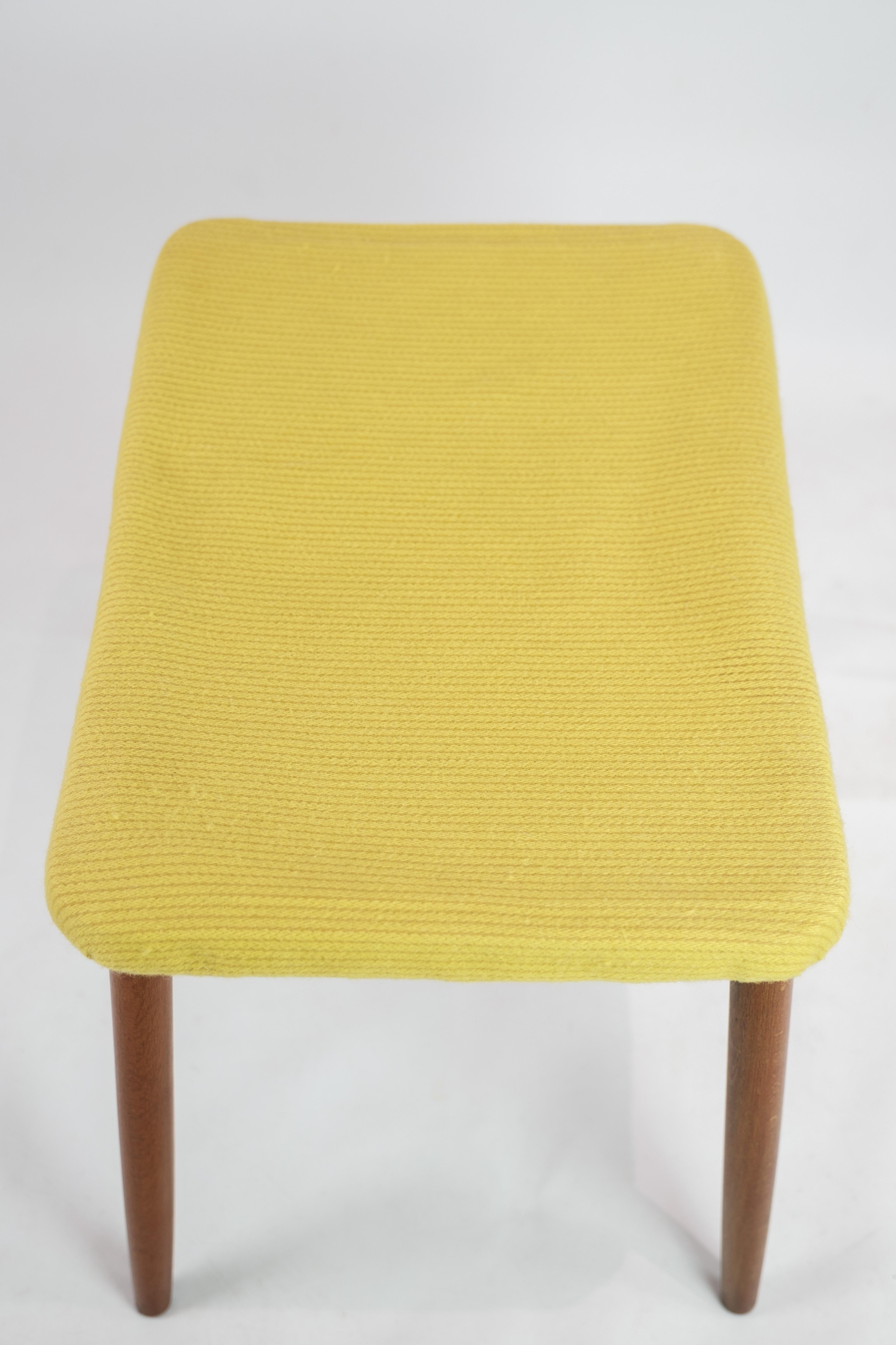Milieu du XXe siècle Tabourets vintage avec tissu jaune et pieds en teck des années 1960 en vente