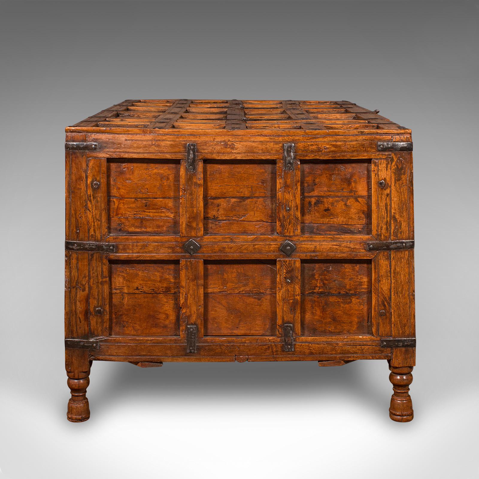 Vintage Storage Chest, Indian Pine Pithara Trunk, Colonial Revival, Coffee Table In Good Condition For Sale In Hele, Devon, GB