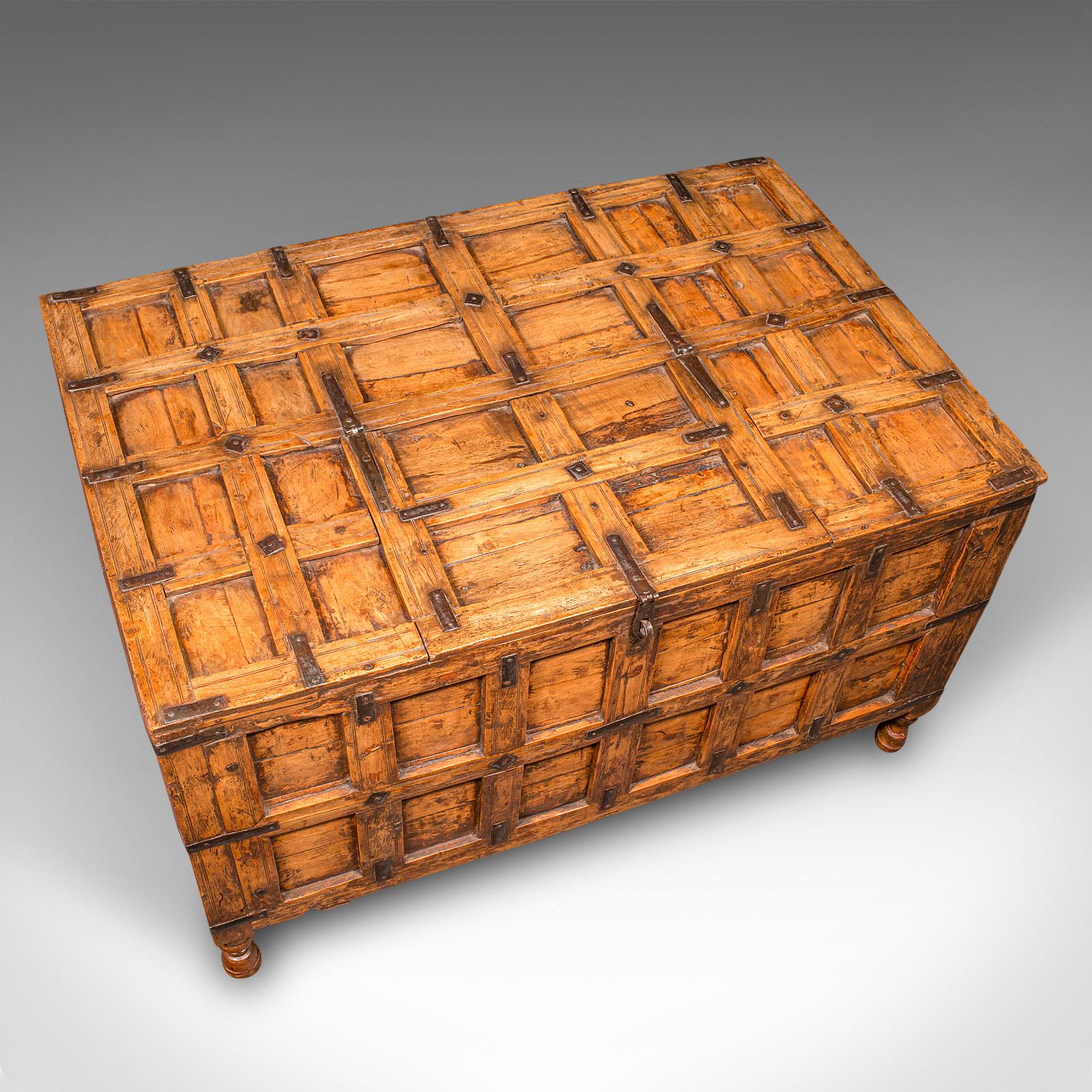 Vintage Storage Chest, Indian Pine Pithara Trunk, Colonial Revival, Coffee Table For Sale 2