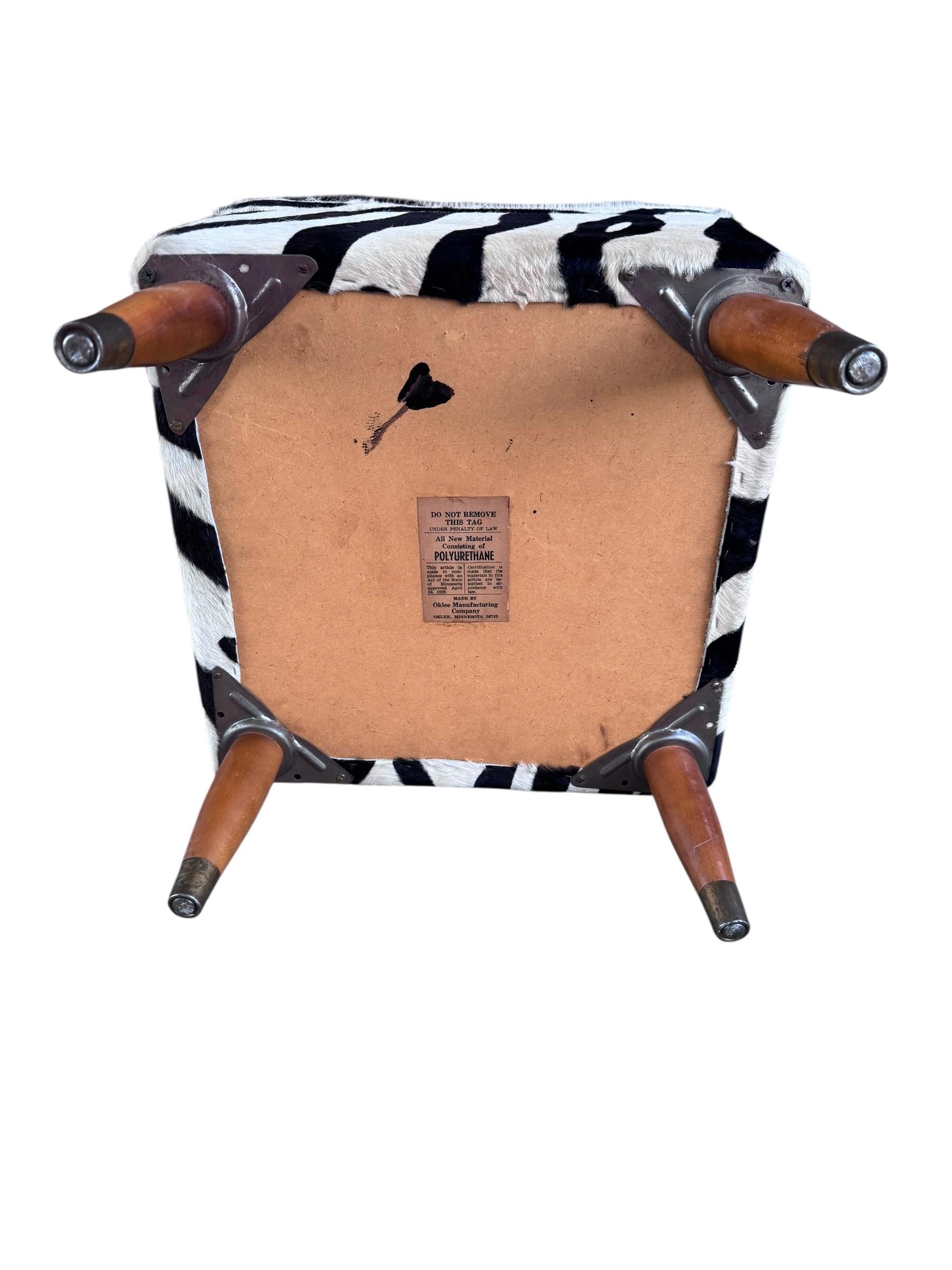 XX secolo Pouf portaoggetti vintage appena rivestito in pelle di mucca zebrata in vendita