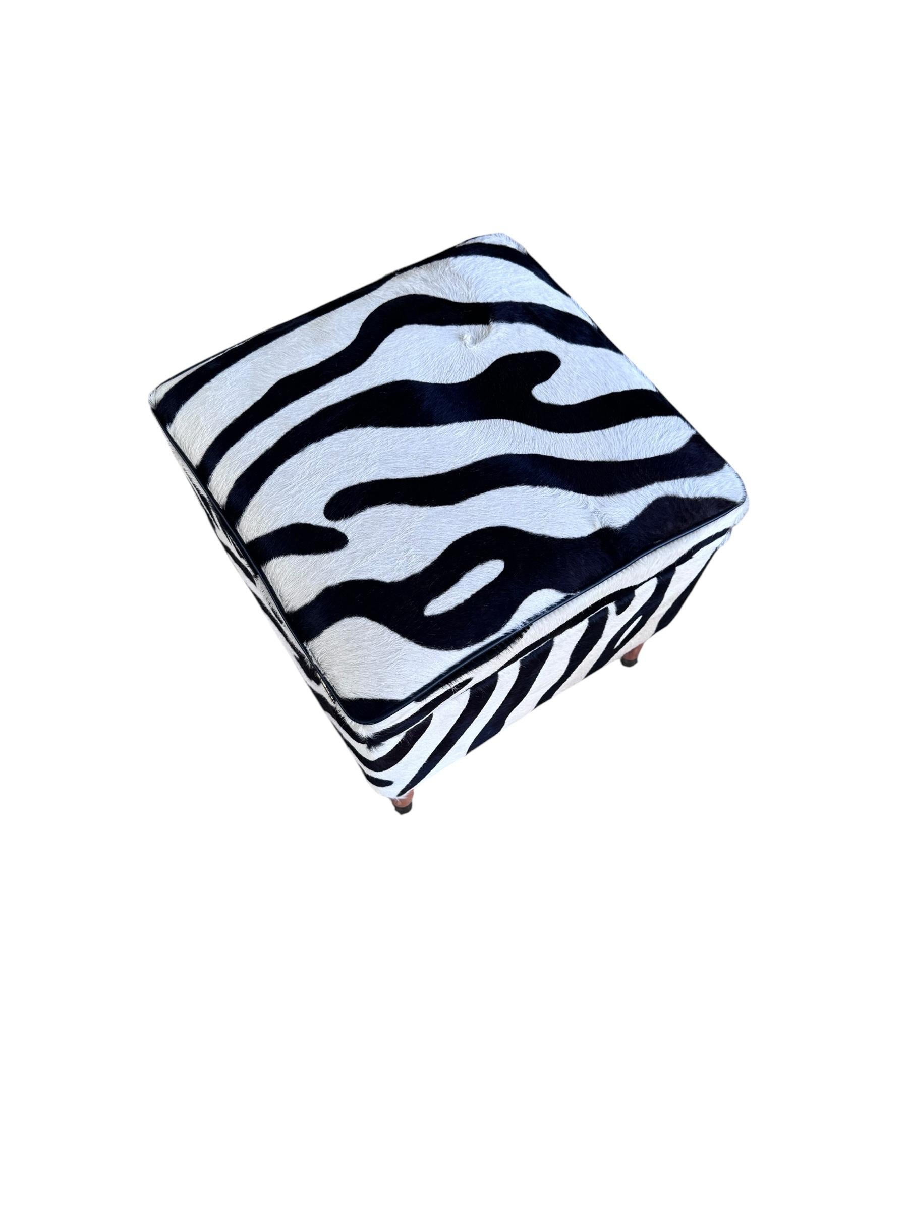 Pouf portaoggetti vintage appena rivestito in pelle di mucca zebrata in vendita 1