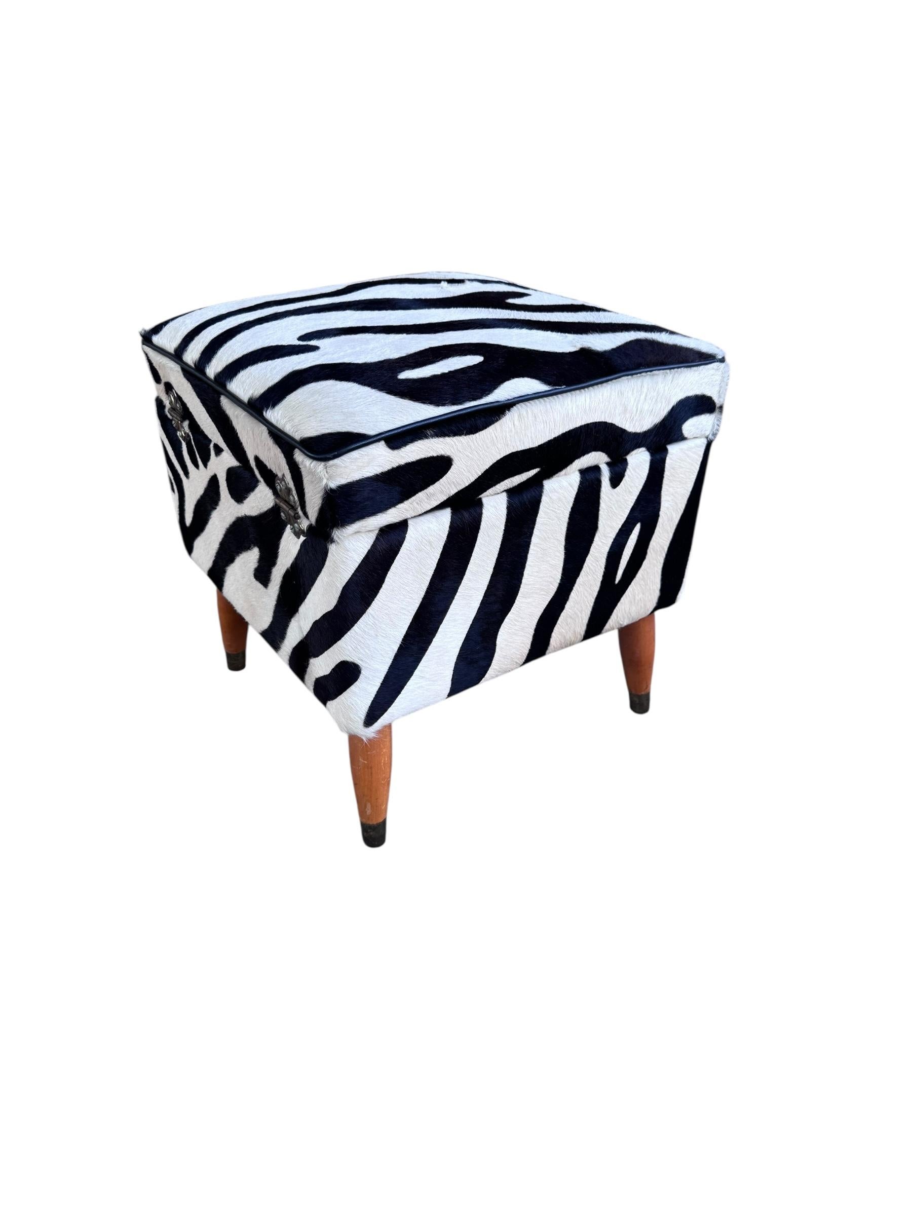 Pouf portaoggetti vintage appena rivestito in pelle di mucca zebrata in vendita 2
