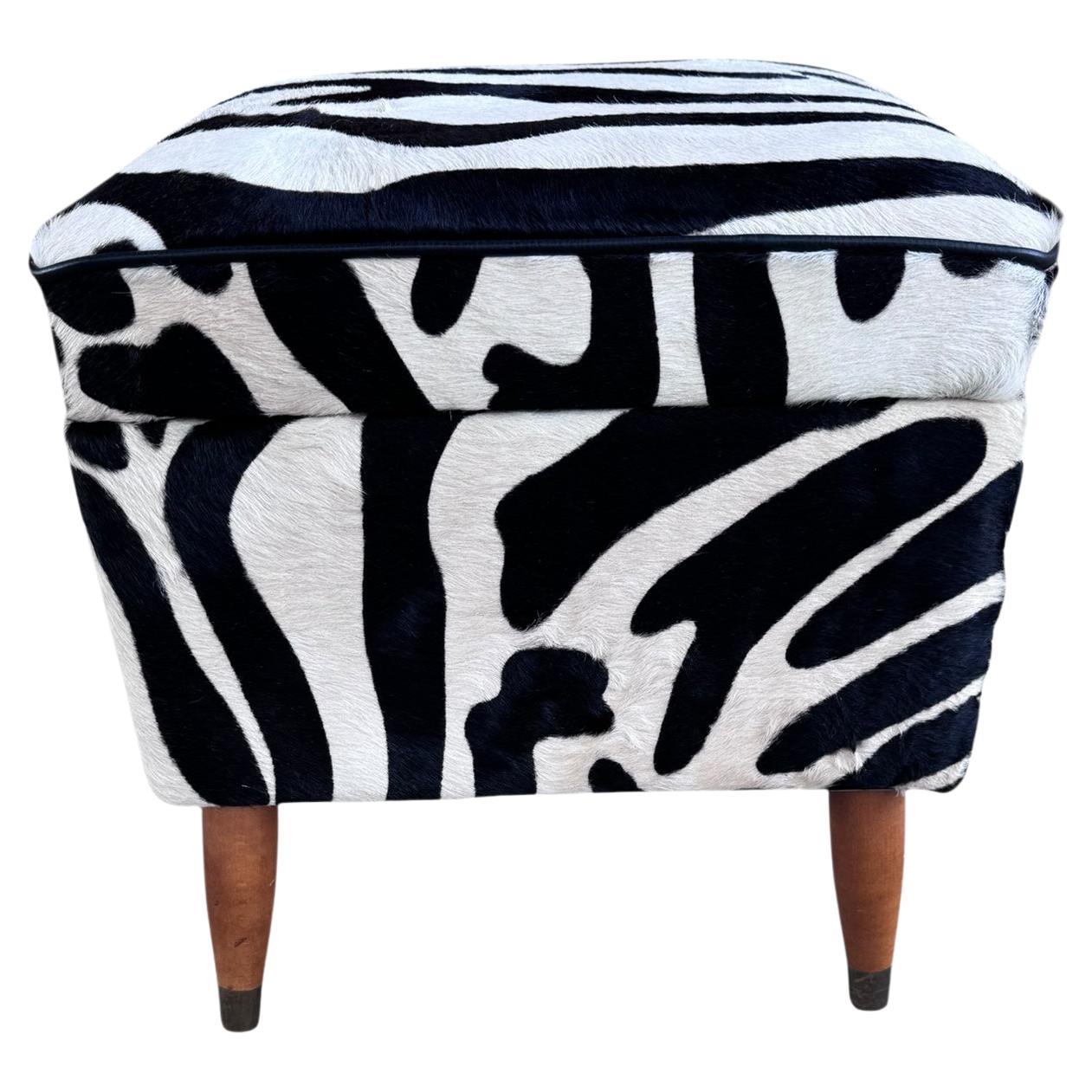 Pouf portaoggetti vintage appena rivestito in pelle di mucca zebrata in vendita