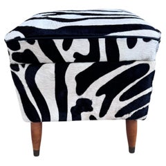 Pouf portaoggetti vintage appena rivestito in pelle di mucca zebrata