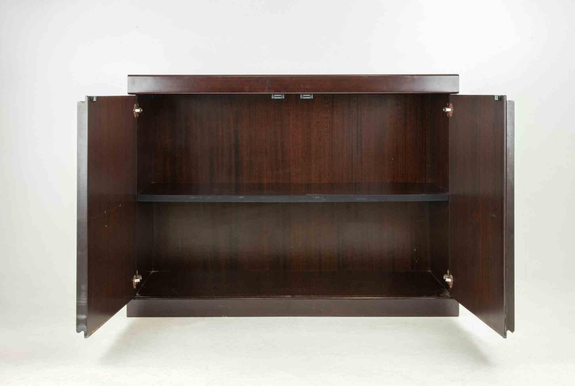 Dieser schöne und elegante Schrank aus Palisanderholz und Metall ist trotz seines Alters in nahezu perfektem Zustand.

Es wurde von Mangiarotti für Lema zwischen den letzten Jahren der 1960er und den frühen 1970er Jahren realisiert.