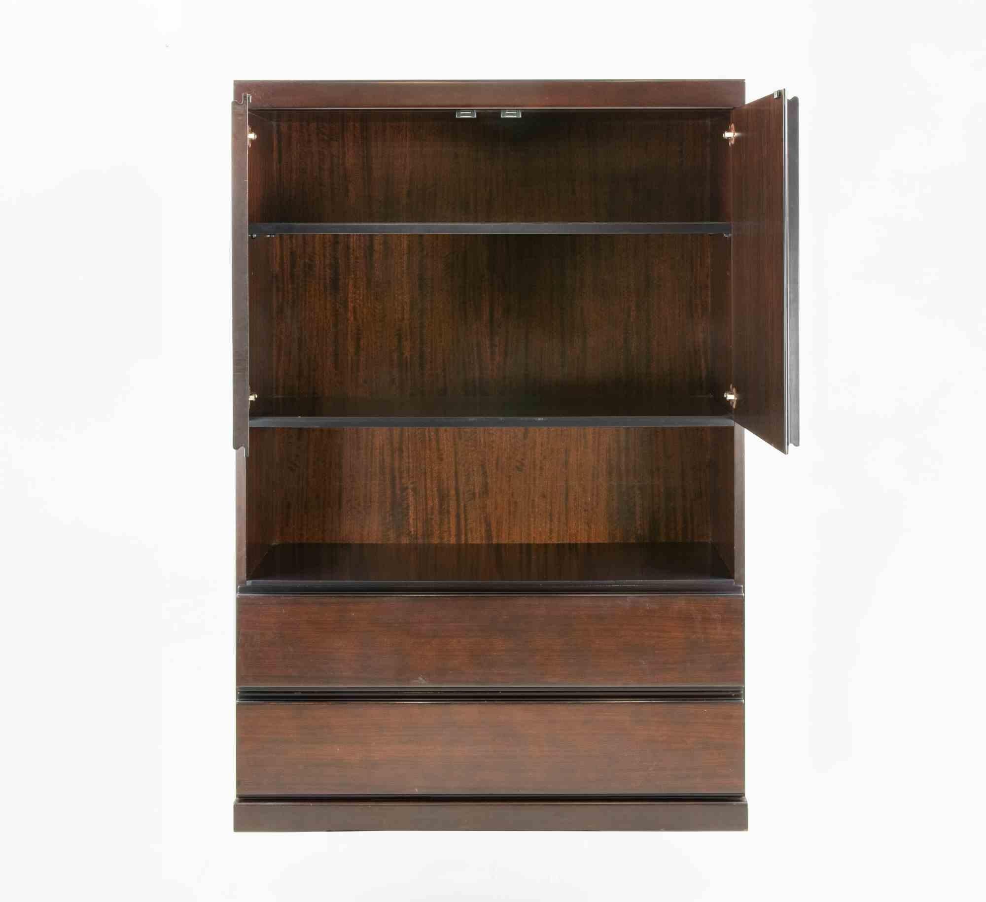Dieser elegante Schrank aus Palisanderholz und Metall ist trotz seines Alters in nahezu perfektem Zustand.

Es wurde von Mangiarotti für Lema zwischen den letzten Jahren der 1960er und den frühen 1970er Jahren realisiert.