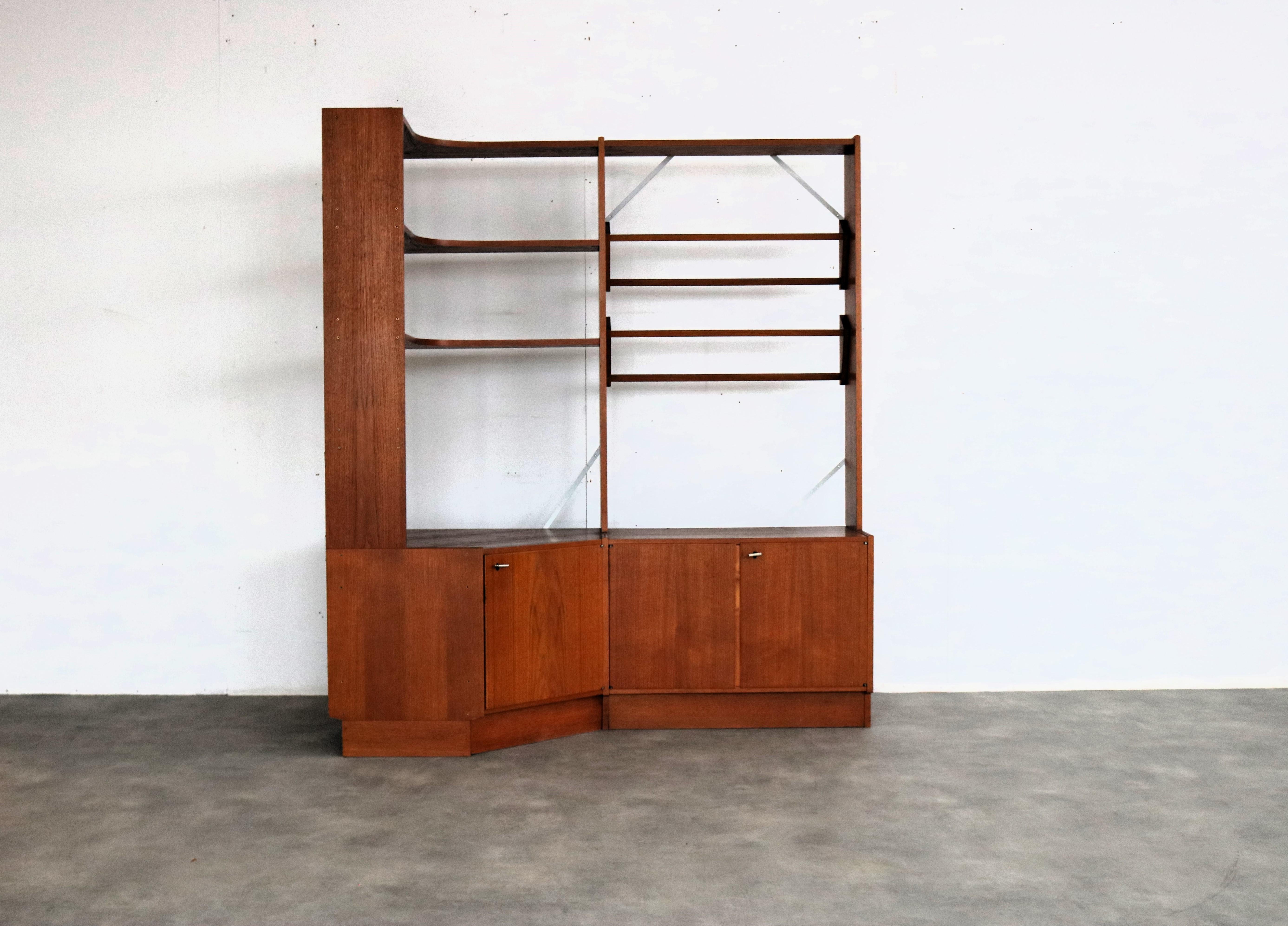 Vintage-Schrank  Bücherregal  Eckschrank  Schweden

Zeitraum  60's
Entwurf  unbekannt  Schweden
Bedingung  gut mit Gebrauchsspuren/Patina  Furniere/Restaurierungen;
Größe  178 x 157 x 78 (HxBxT) 

Details  Teakholz; Metall; 

Artikelnummer  2642