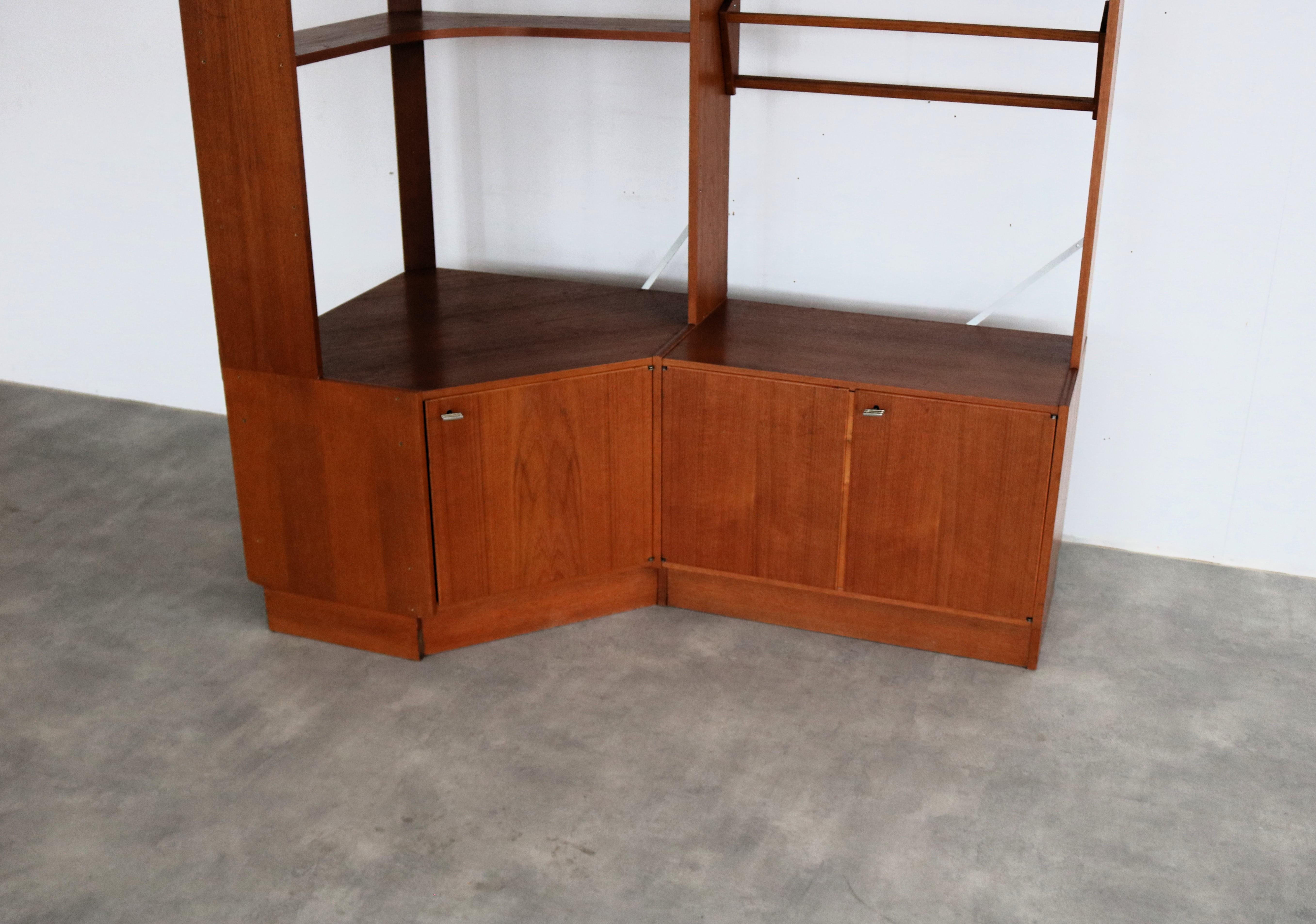 Vintage-Schrank  Bücherregal  Eckschrank  Schweden im Zustand „Gut“ im Angebot in Lemmer, NL