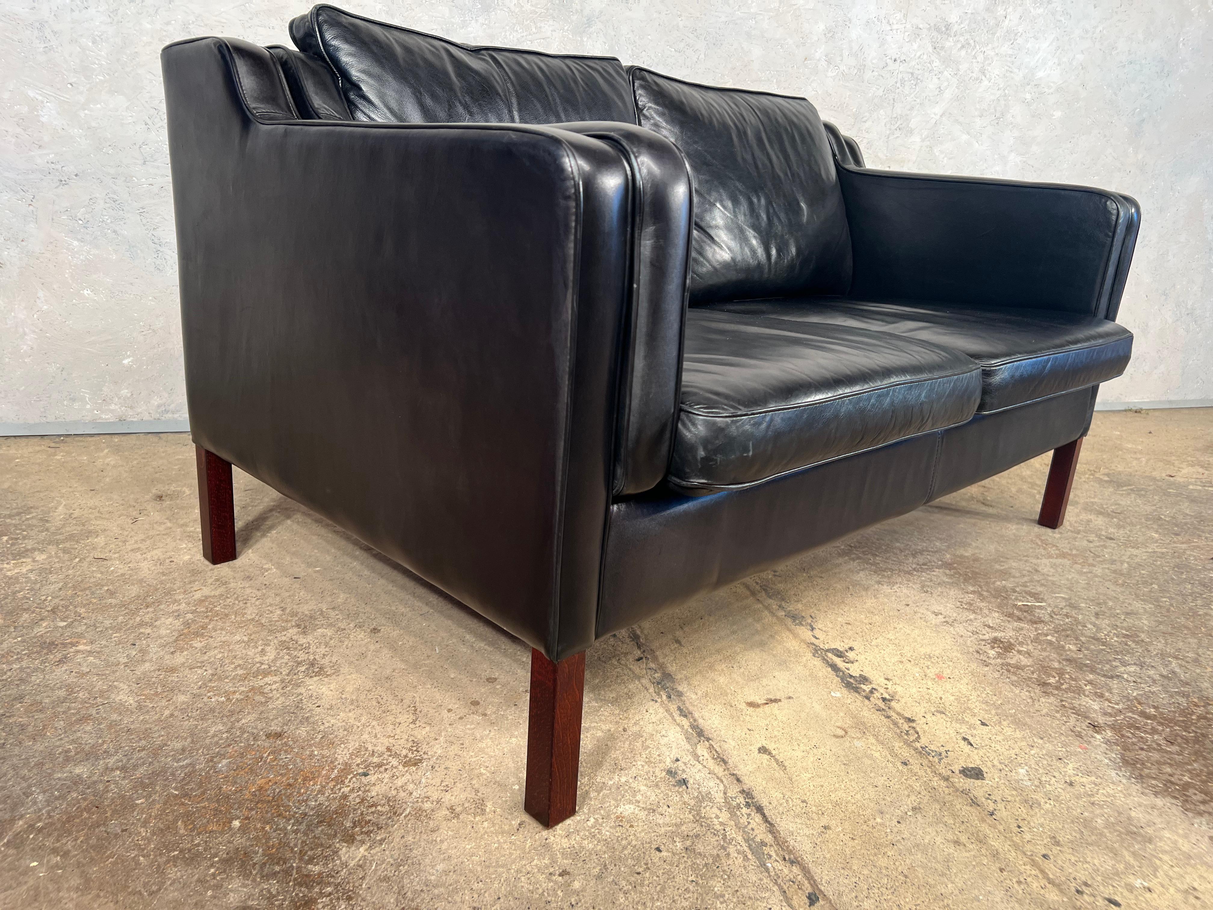 20ième siècle Vintage Stouby Danish 70s 2 Seater Sofa en cuir noir Børge Mogensen Style #459 en vente