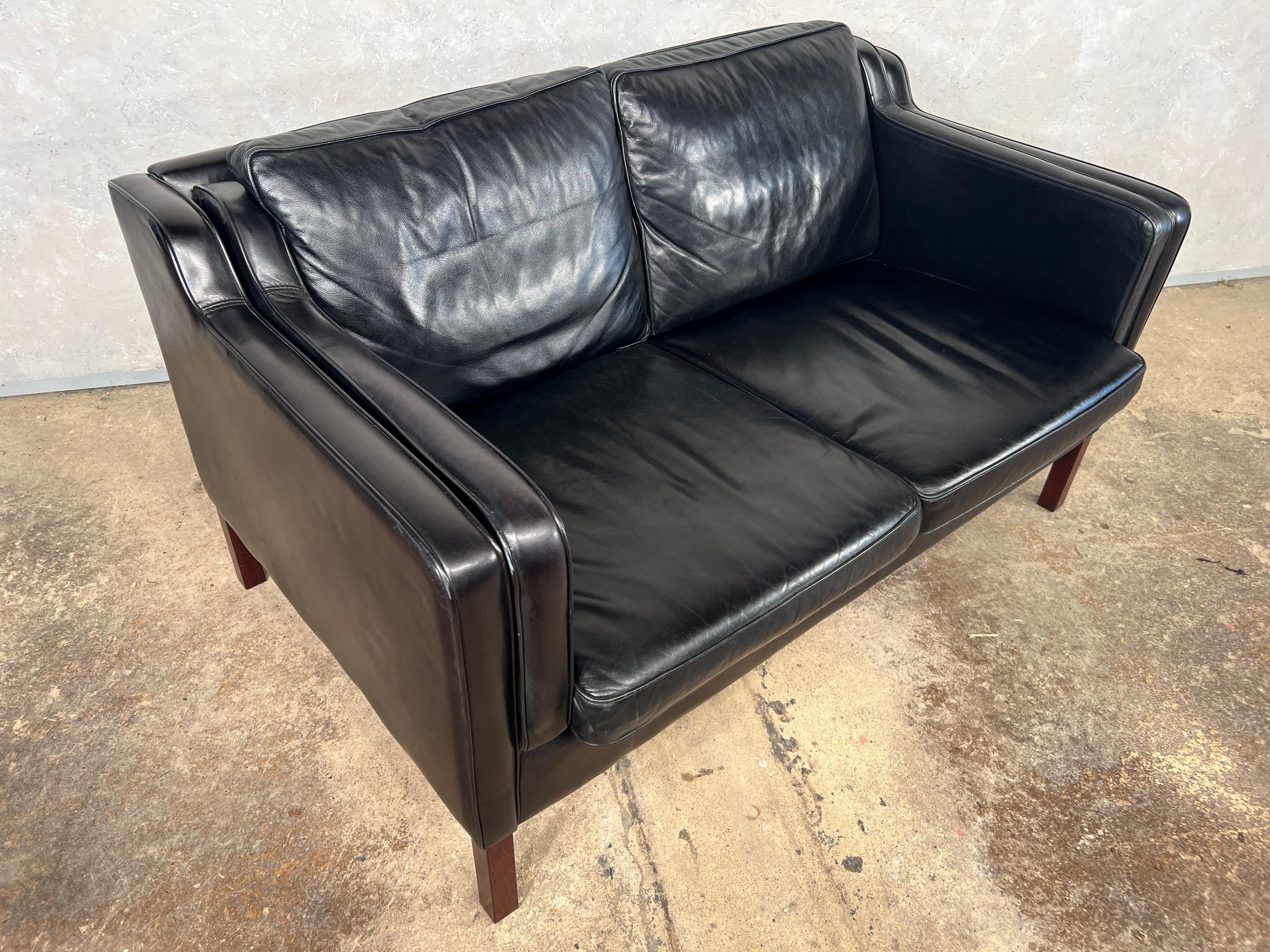 Cuir Vintage Stouby Danish 70s 2 Seater Sofa en cuir noir Børge Mogensen Style #459 en vente