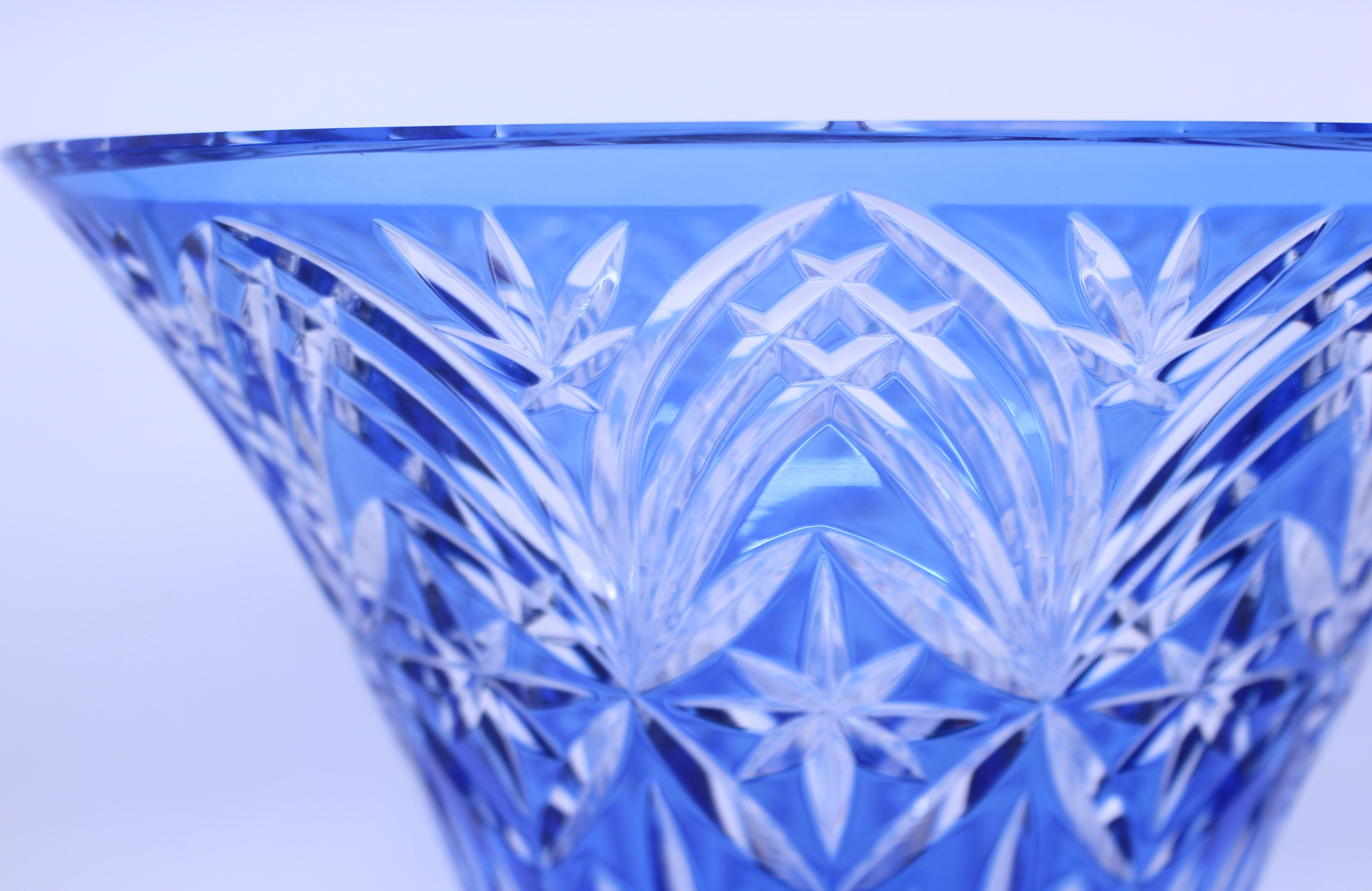Vintage Stourbridge Glass Blue Overlay Crystal Splayed Vase In Good Condition For Sale In Worcester, Worcestershire