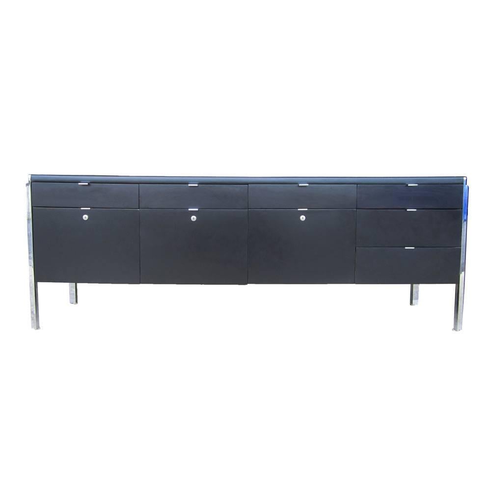 Stow & Davis
 

Una credenza vintage Stow & Davis con piano in pelle e gambe cromate. Questo grande mobile contenitore è dotato di sei piccoli cassetti per le matite e tre cassetti per l'archiviazione.

Misure: Larghezza 74