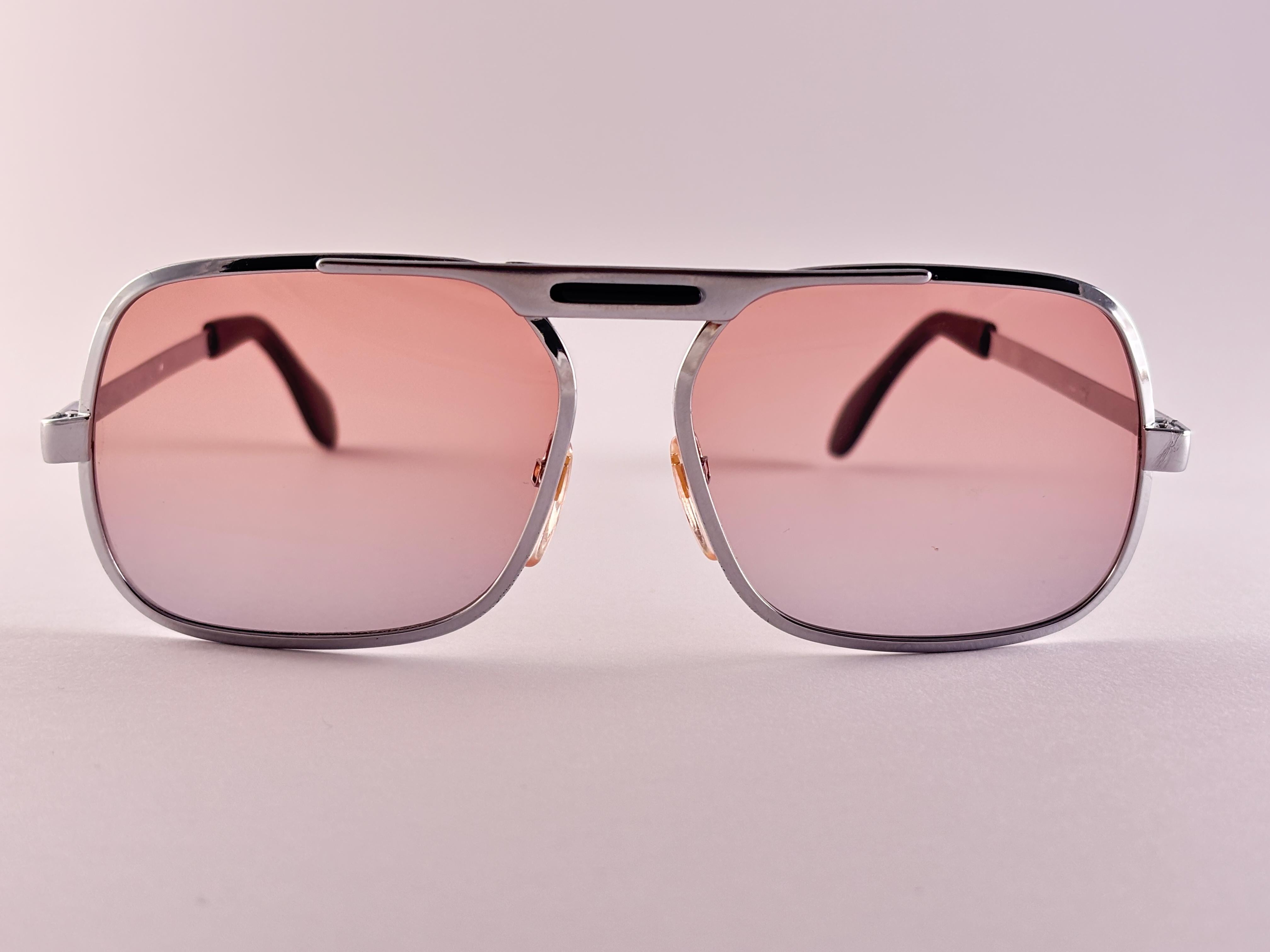 
Funky und supercoole Silhouette-Sonnenbrillen. Glänzender Silberrahmen mit einem Paar rosafarbenen Gläsern.
Rahmen und Linsen zeigen leichte Abnutzung von 40 Jahren Lagerung.
Hervorragende Qualität,  Noch besseres Design.



Hergestellt in