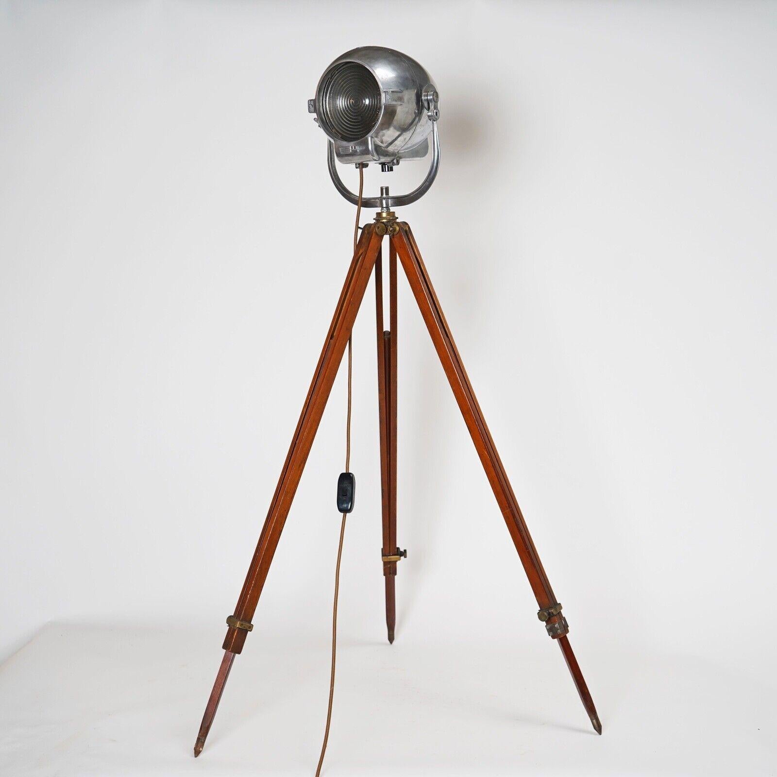 A superb Strand pattern 123 theatre light on quality antique adjustable wooden tripod.
Regarded as an industrial design classic.
Professionally polished. 

Condition 
Please do take a careful look at all our pictures and note that these are