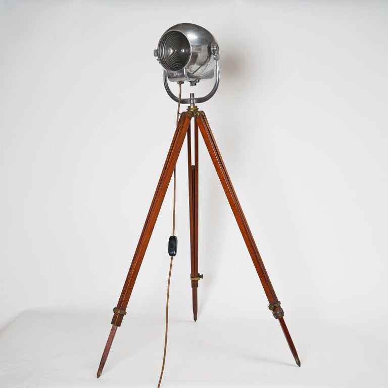 Lampadaire vintage de style industriel sur trépied