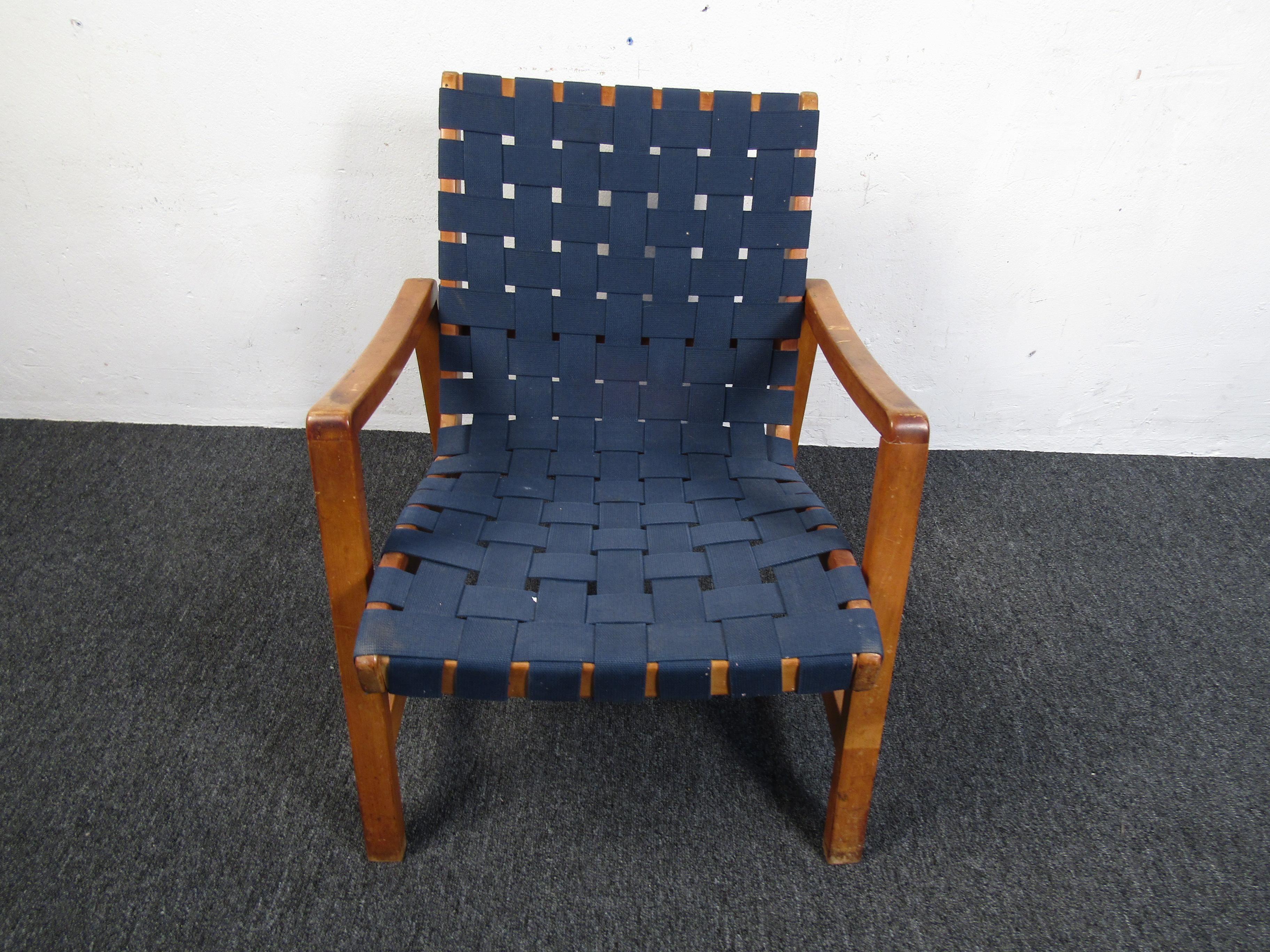 Chaise à sangles vintage élégante. Cadre en bois aux contours intéressants. Veuillez confirmer la localisation de l'article auprès du revendeur (NJ ou NY).