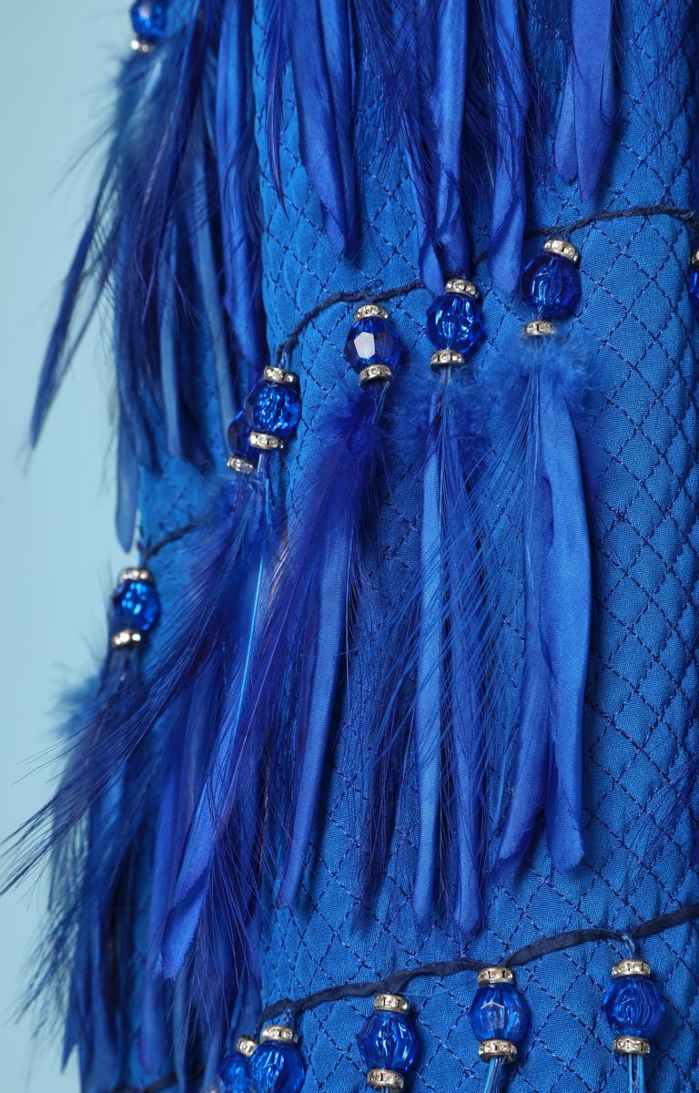 1990er trägerloses Abendkleid aus blauer Seide mit Federn und Trägern Versace Couture im Zustand „Hervorragend“ im Angebot in Saint-Ouen-Sur-Seine, FR