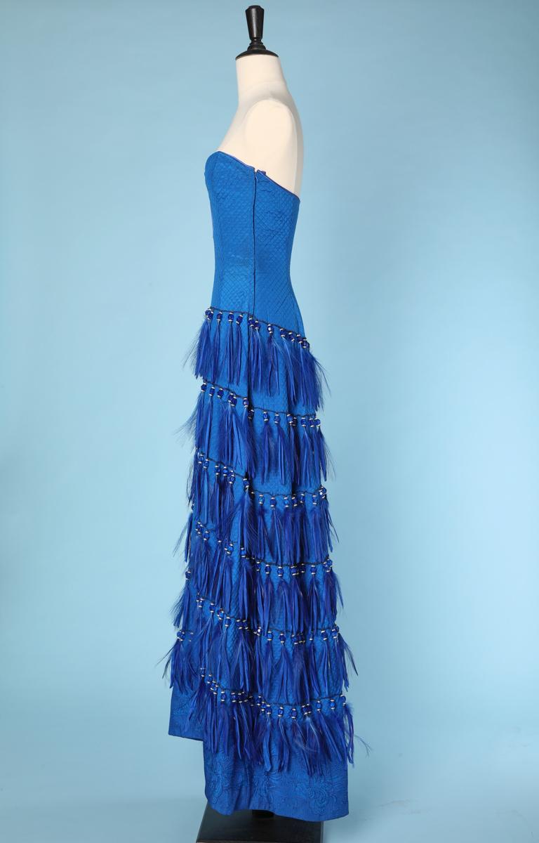 1990er trägerloses Abendkleid aus blauer Seide mit Federn und Trägern Versace Couture im Angebot 1