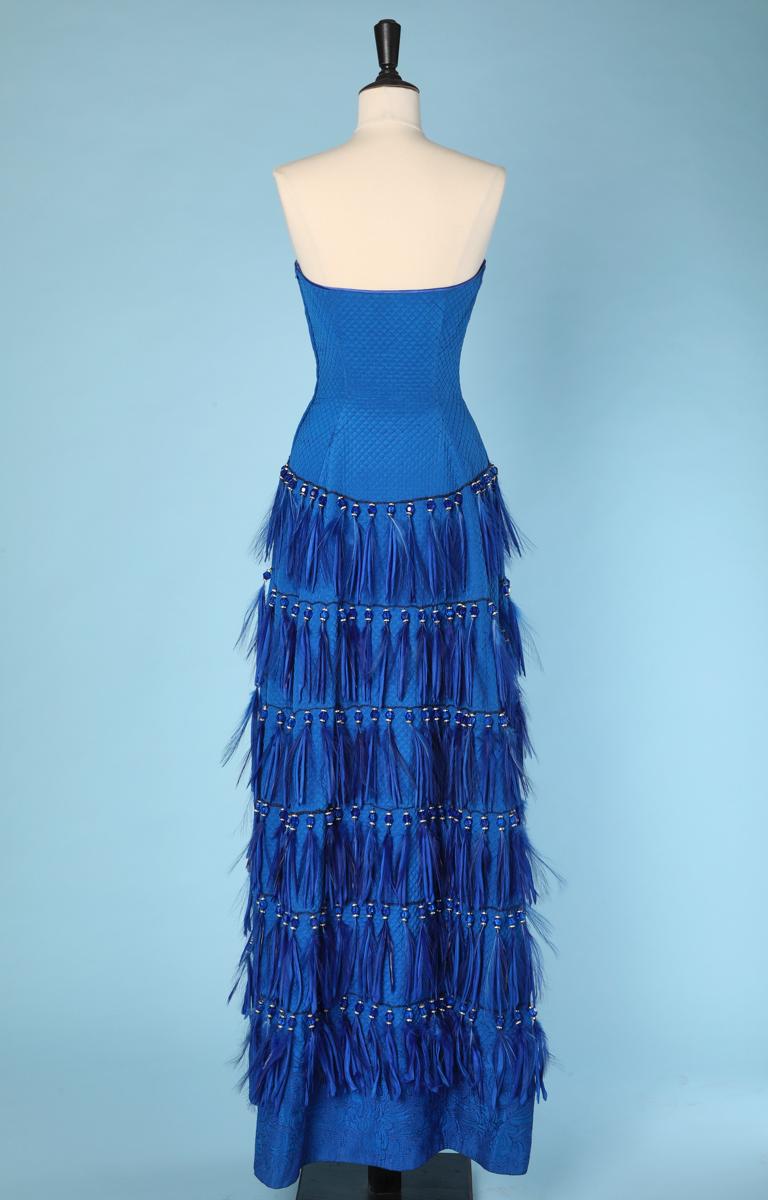 1990er trägerloses Abendkleid aus blauer Seide mit Federn und Trägern Versace Couture im Angebot 2