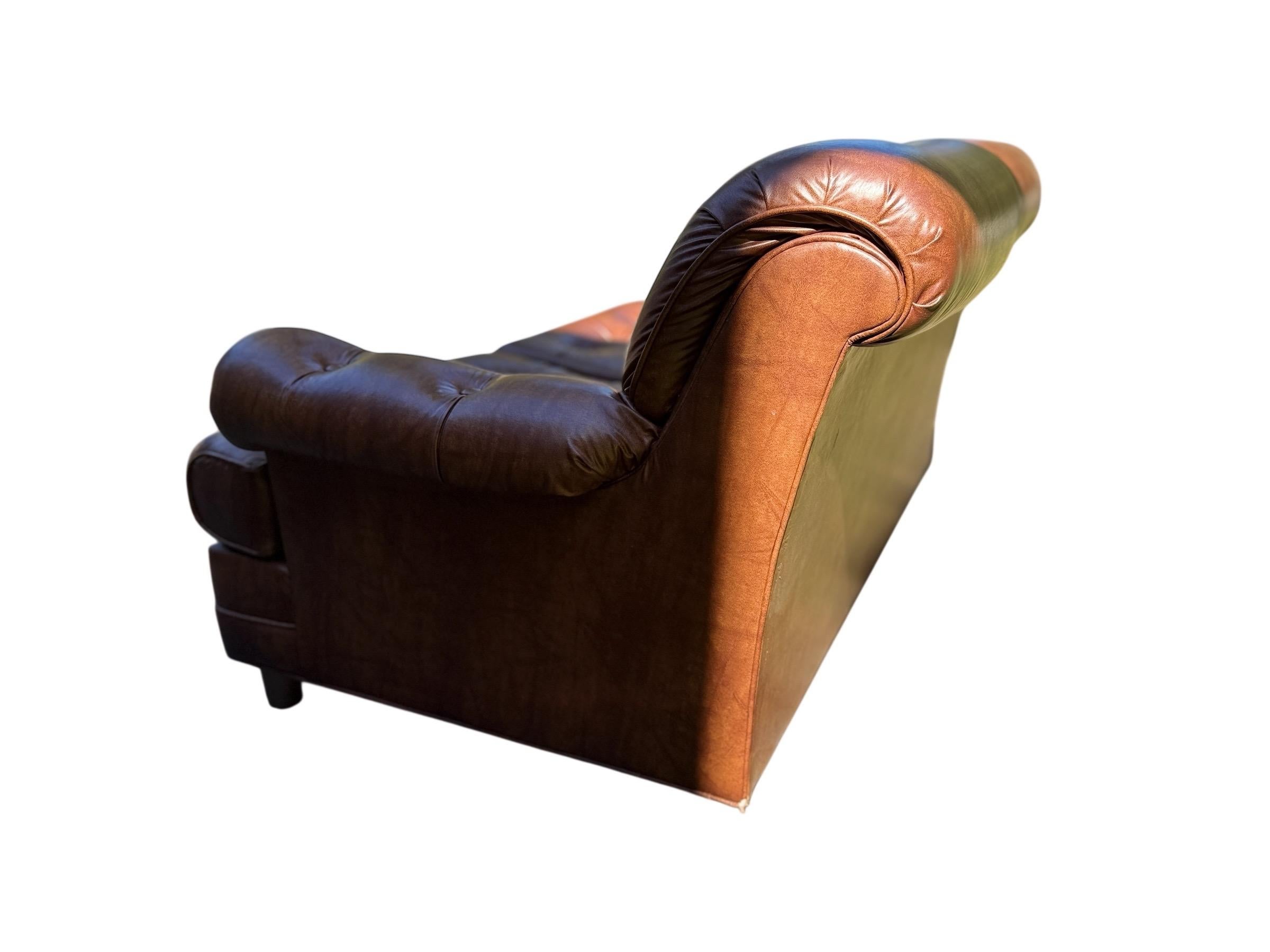 Un precioso sofá de dos plazas de cuero marrón chesterfield, ¡una gran pieza vintage para una gran variedad de espacios!