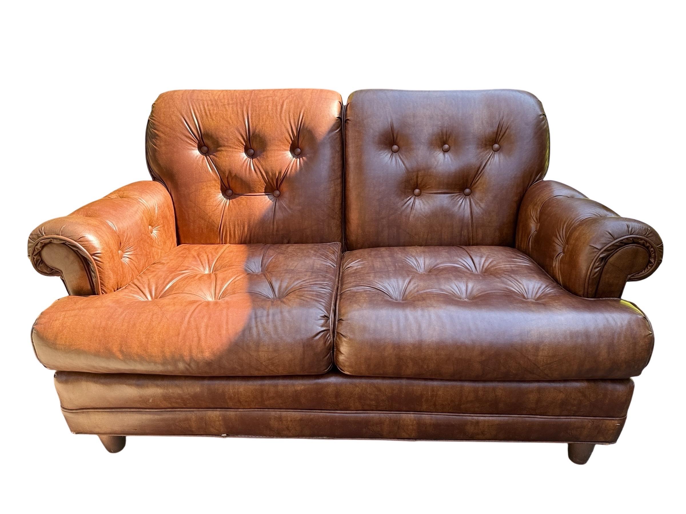 Vintage Stratford Designs Sofá Chesterfield de piel vintage Sofá de piel marrón en Bueno estado para la venta en Rochester, NY